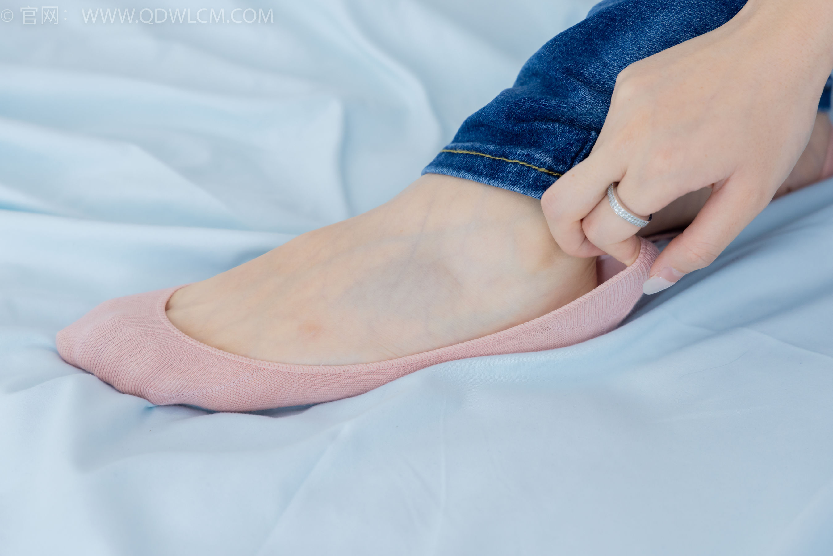 物恋传媒 No.2293 小竹 - 匡威帆布鞋、粉色船袜、肚子疼揉肚子剧情/(160P)