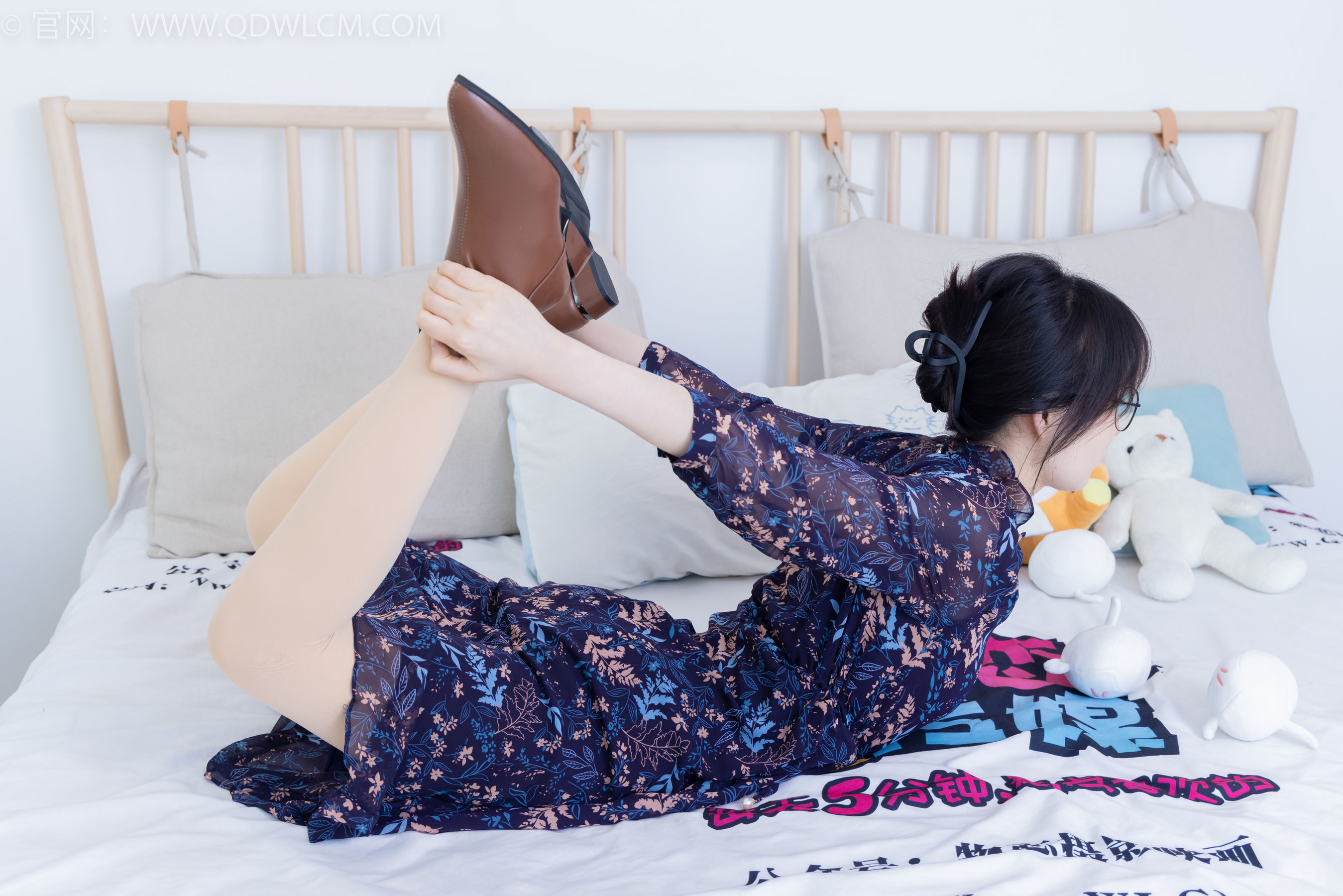 物恋传媒 No.2292 小酒 - 短靴、厚肉丝、踩小蛋糕剧情/(150P)