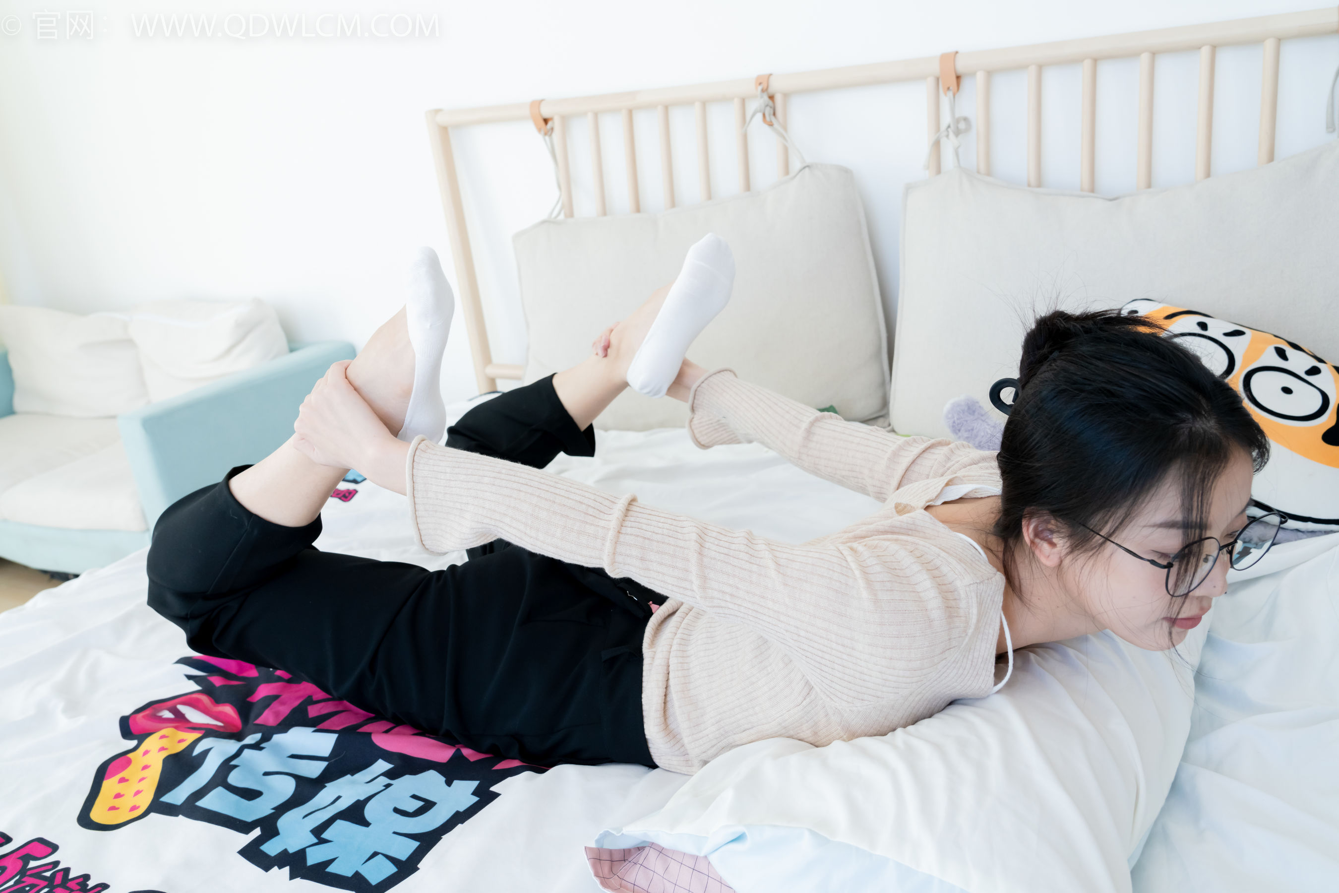 物恋传媒 No.2290 茯苓 - 板鞋、皮鞋、白船袜、黑棉袜、皮筋绑脚老头乐挠脚剧情/(230P)