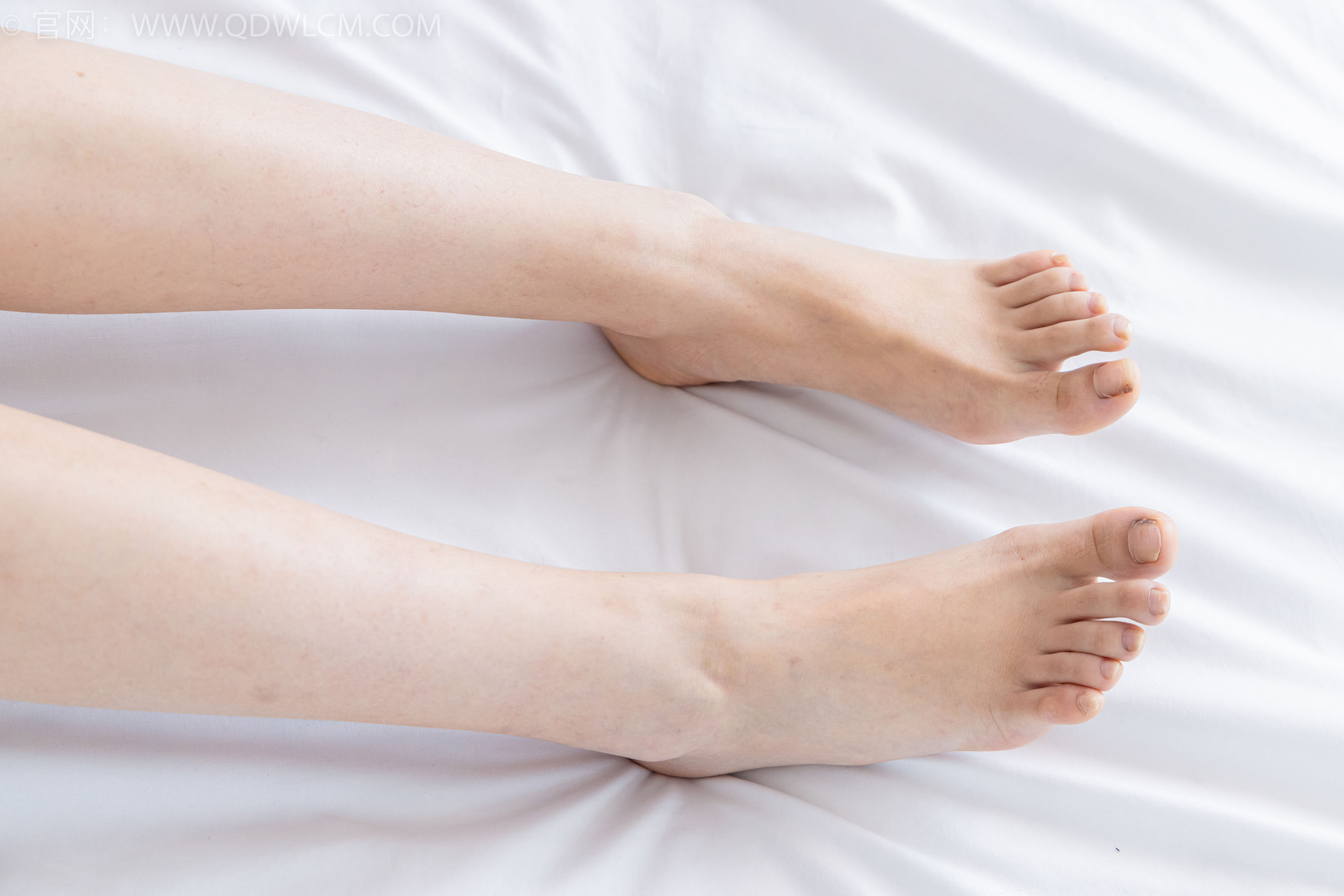 物恋传媒 No.2295 泡泡 - 高跟鞋、薄白丝、裸足/(150P)