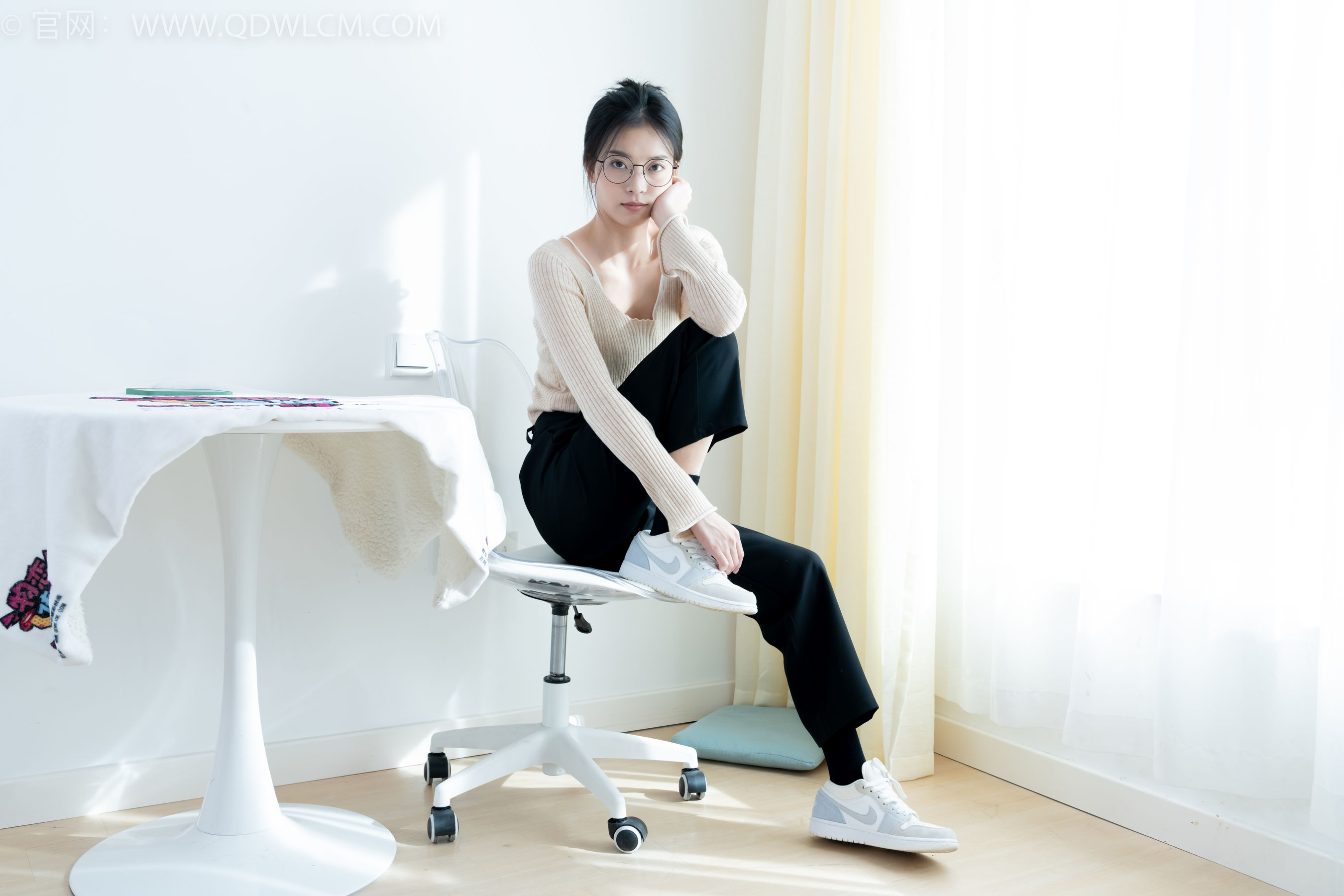 物恋传媒 No.2290 茯苓 - 板鞋、皮鞋、白船袜、黑棉袜、皮筋绑脚老头乐挠脚剧情/(230P)