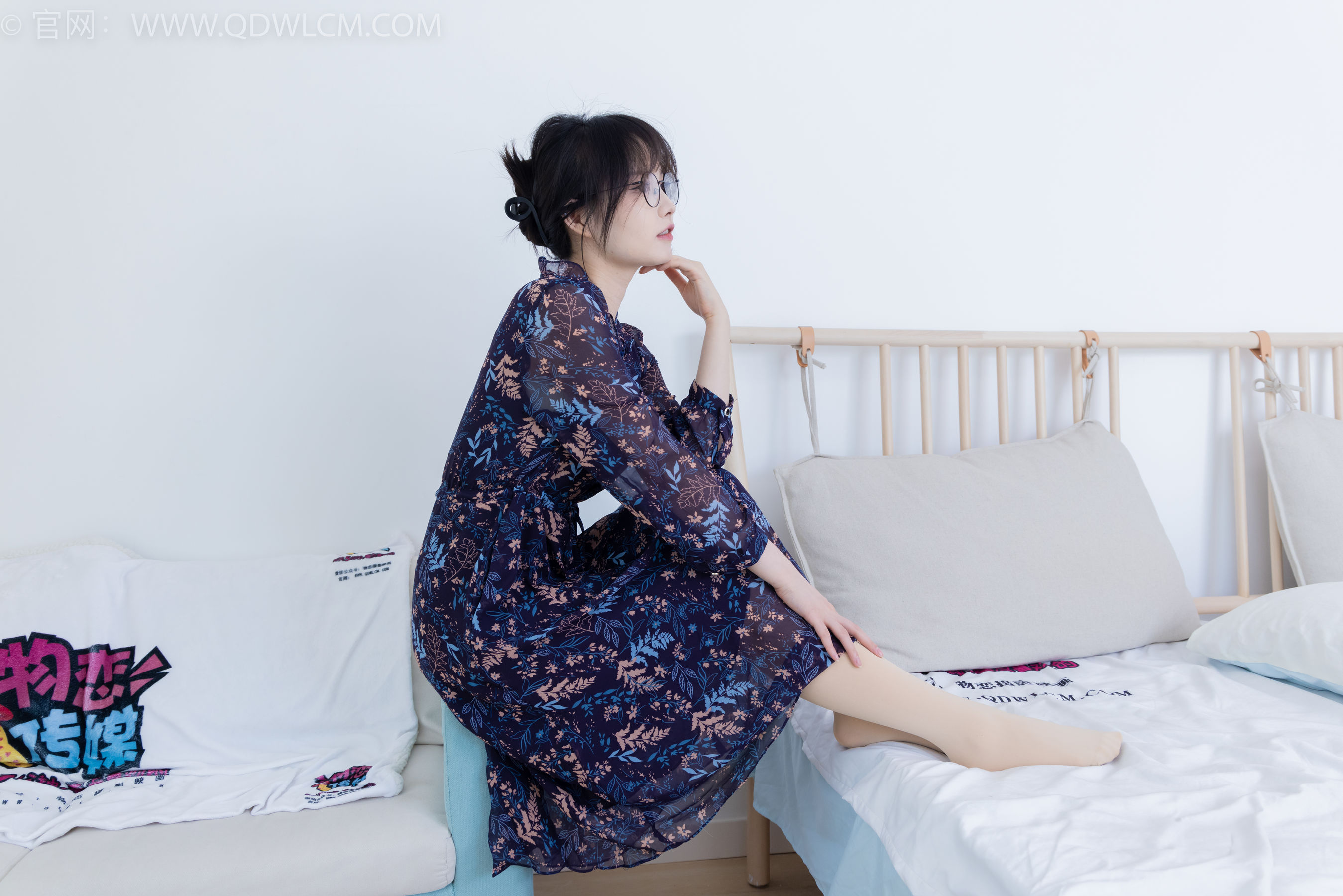 物恋传媒 No.2292 小酒 - 短靴、厚肉丝、踩小蛋糕剧情/(150P)