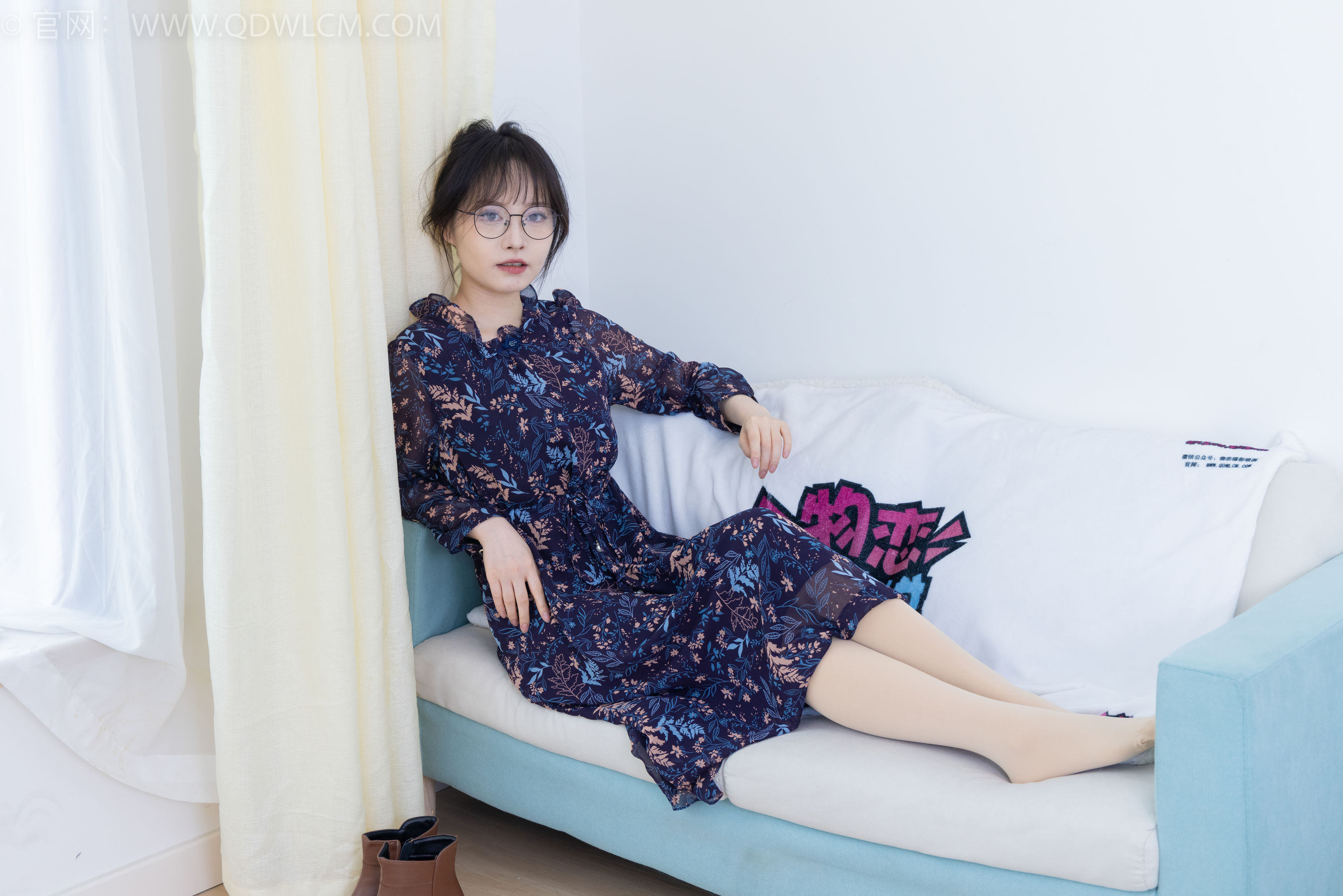 物恋传媒 No.2292 小酒 - 短靴、厚肉丝、踩小蛋糕剧情/(150P)