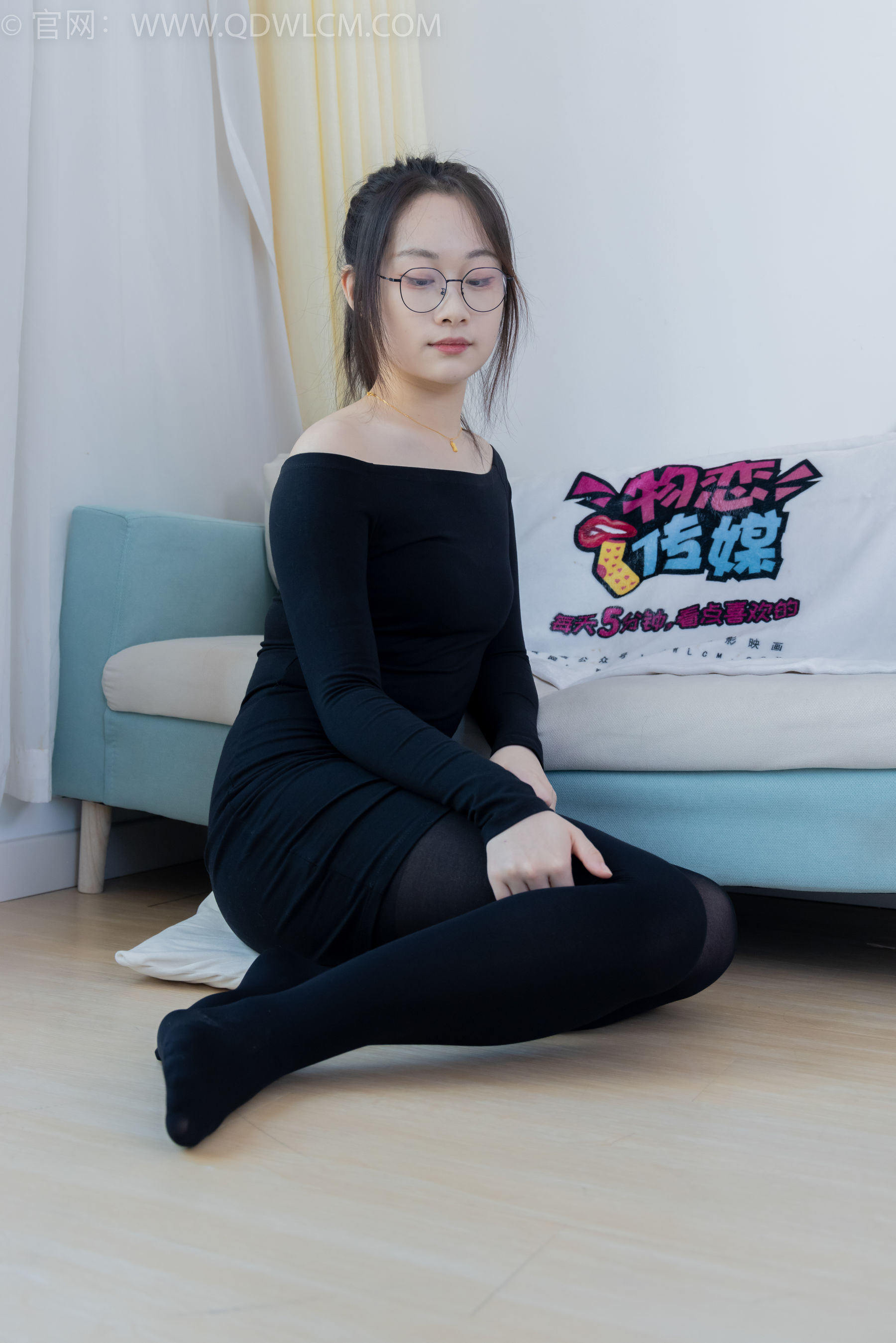 物恋传媒 No.2294 小新 - 平底鞋、厚黑丝、裸足/(150P)