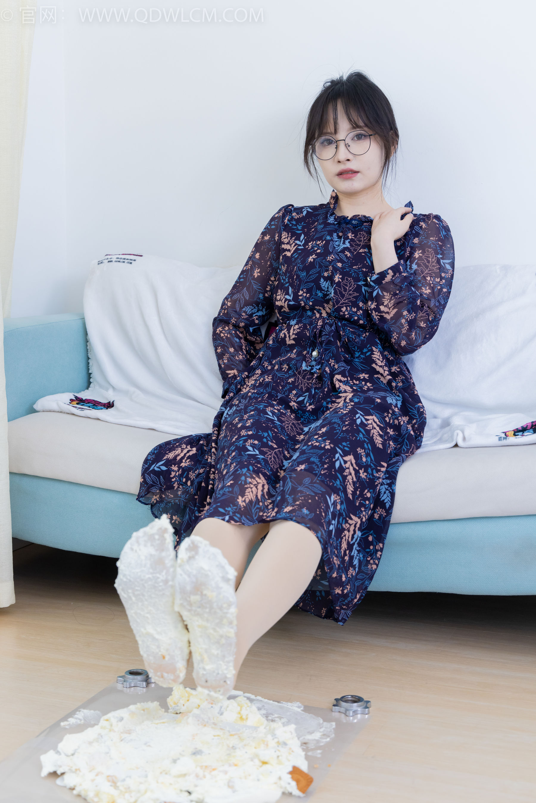 物恋传媒 No.2292 小酒 - 短靴、厚肉丝、踩小蛋糕剧情/(150P)