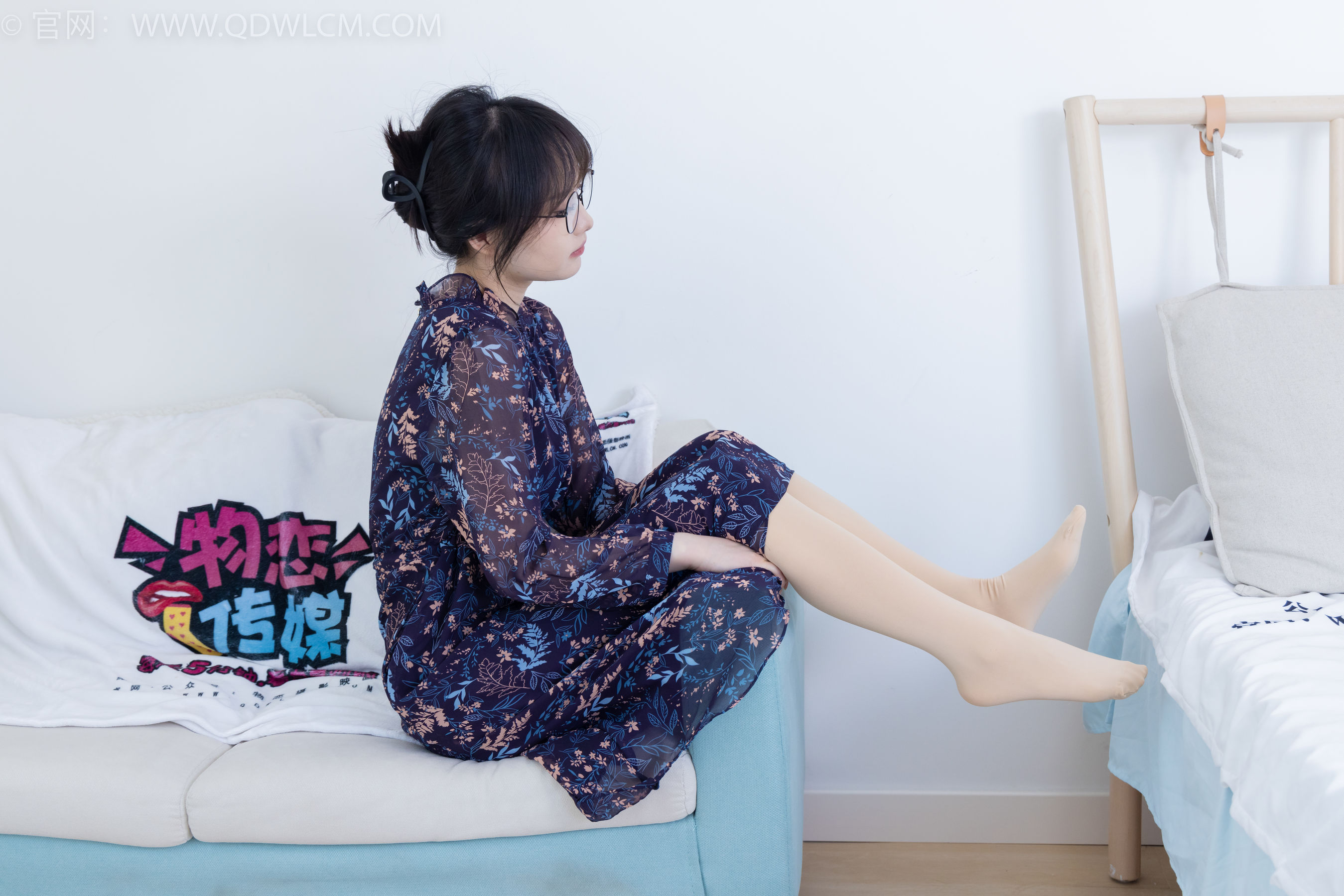 物恋传媒 No.2292 小酒 - 短靴、厚肉丝、踩小蛋糕剧情/(150P)