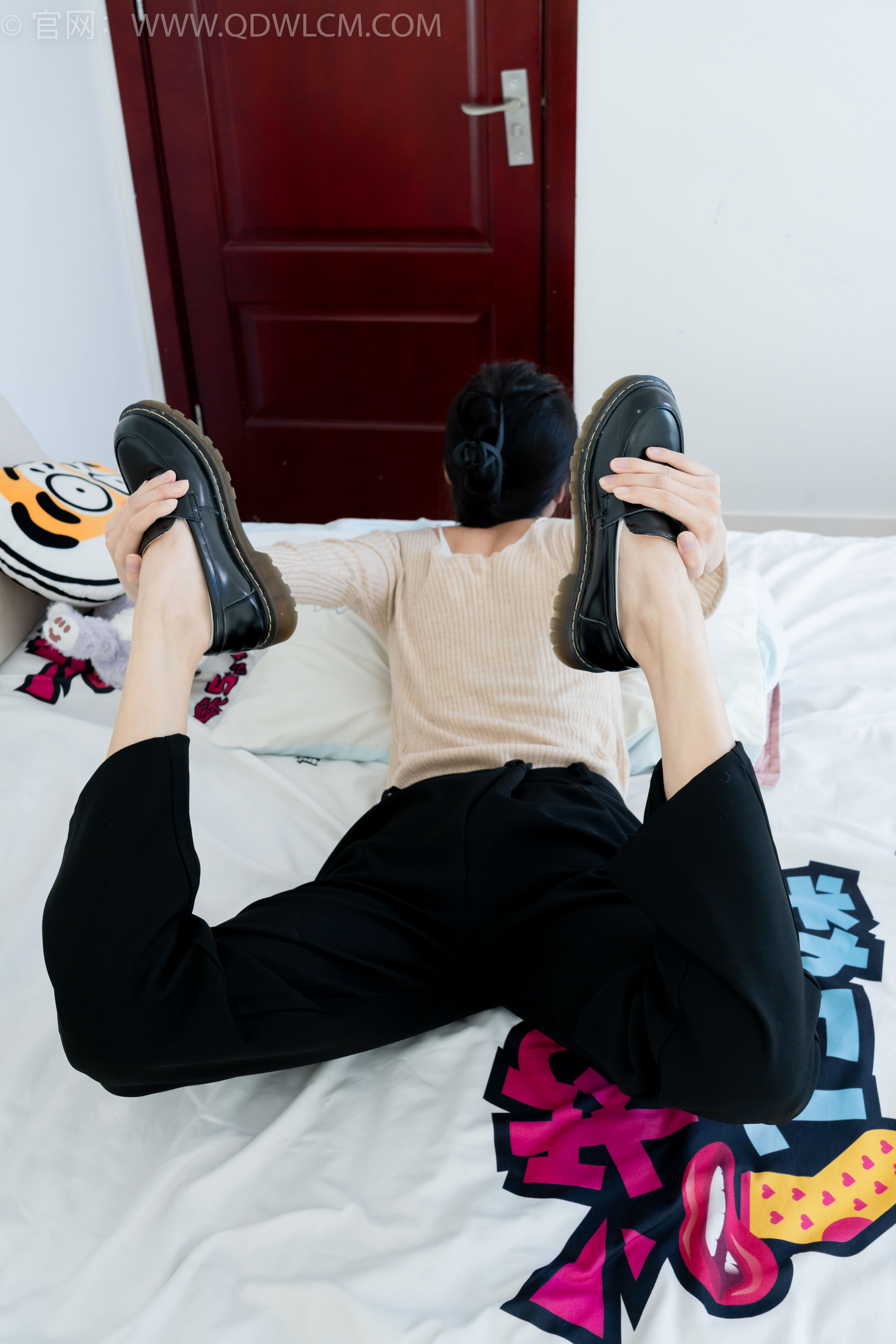 物恋传媒 No.2290 茯苓 - 板鞋、皮鞋、白船袜、黑棉袜、皮筋绑脚老头乐挠脚剧情/(230P)