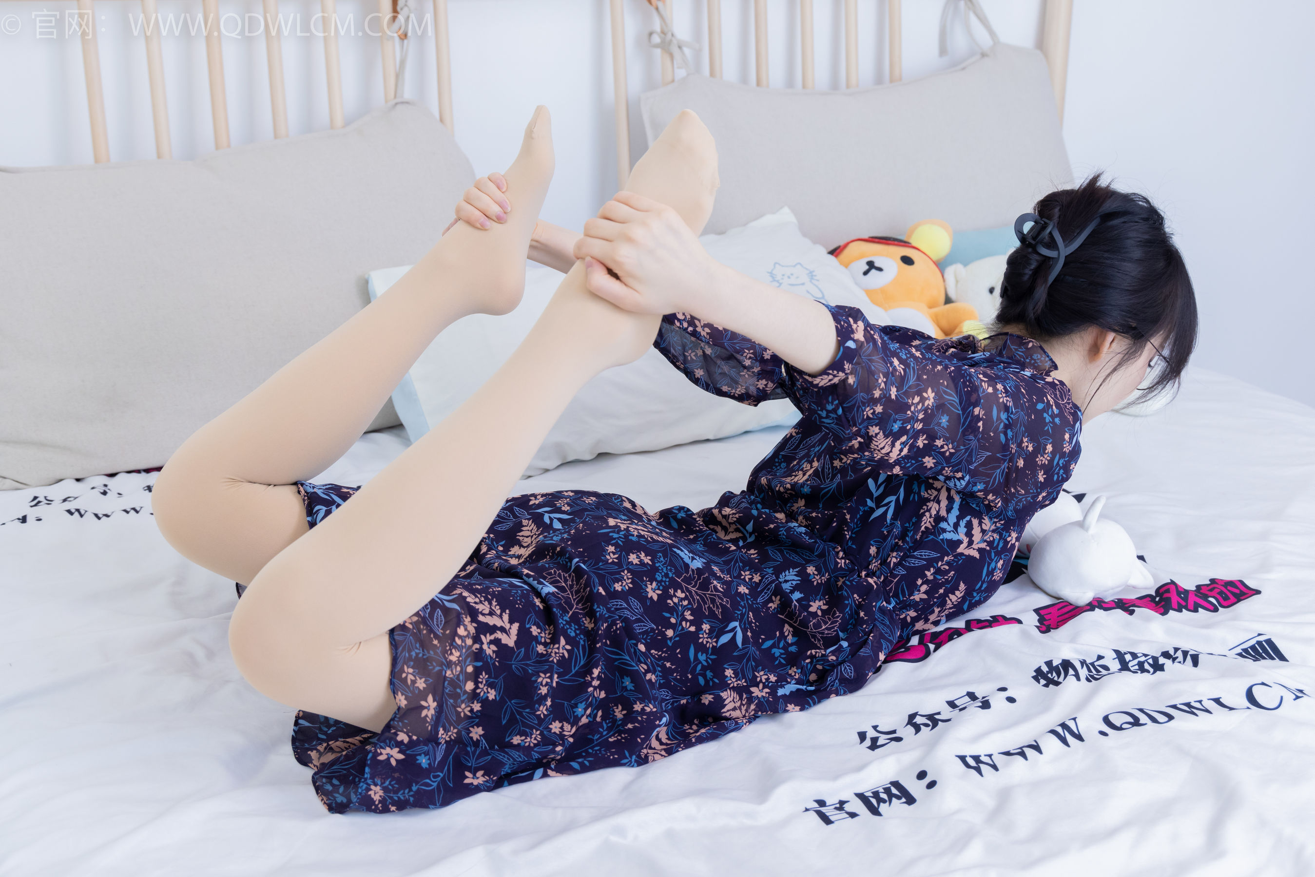 物恋传媒 No.2292 小酒 - 短靴、厚肉丝、踩小蛋糕剧情/(150P)