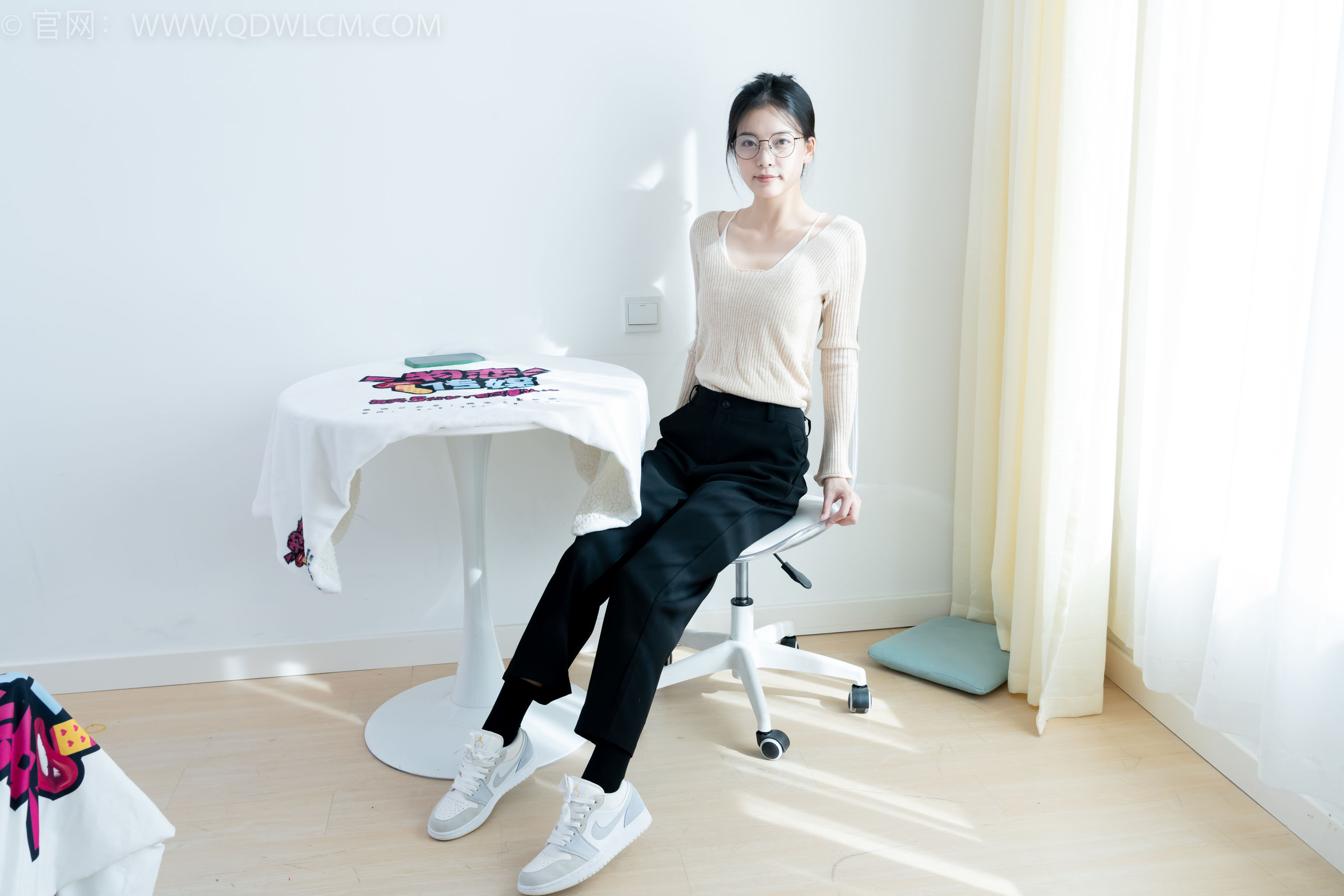 物恋传媒 No.2290 茯苓 - 板鞋、皮鞋、白船袜、黑棉袜、皮筋绑脚老头乐挠脚剧情/(230P)