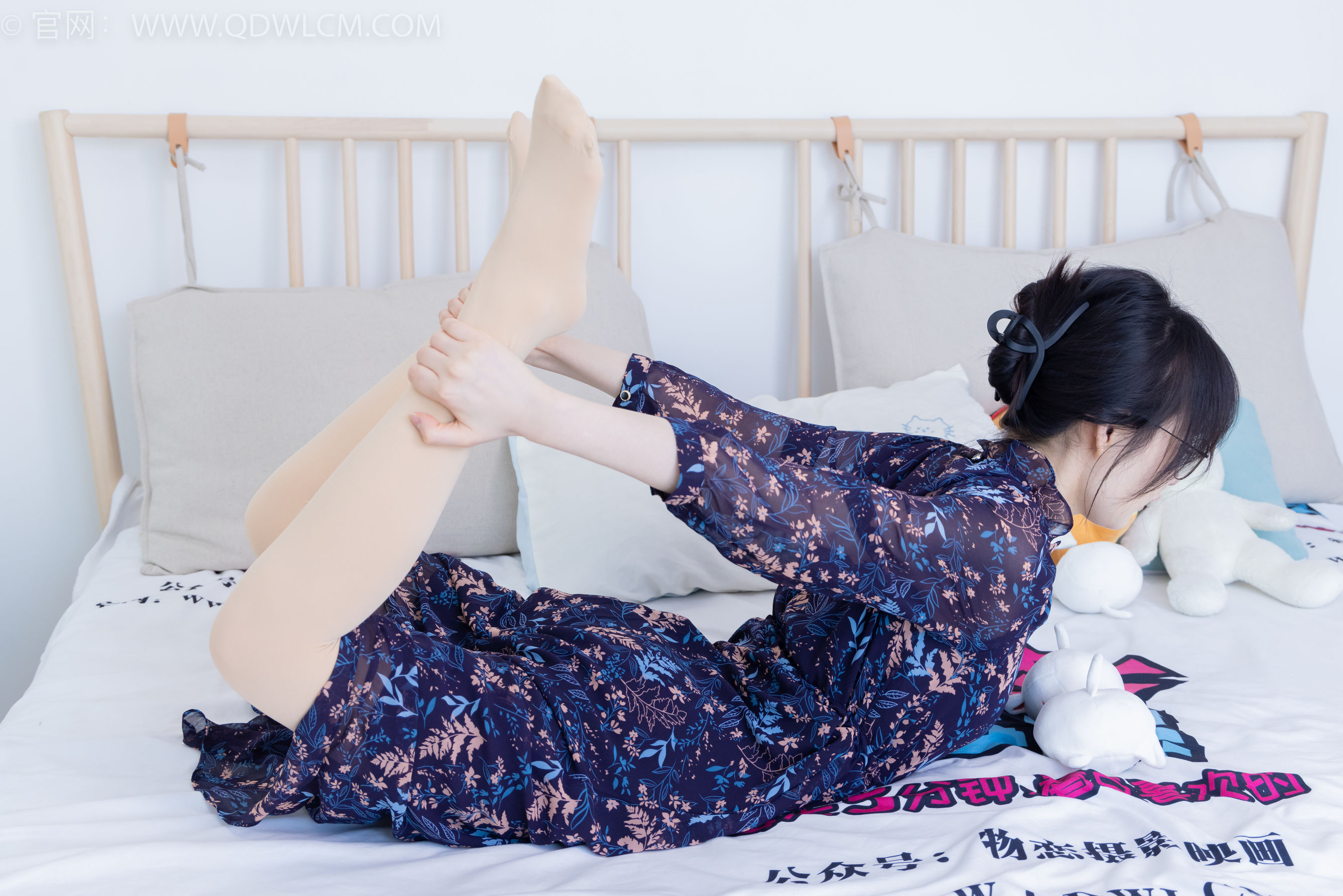 物恋传媒 No.2292 小酒 - 短靴、厚肉丝、踩小蛋糕剧情/(150P)