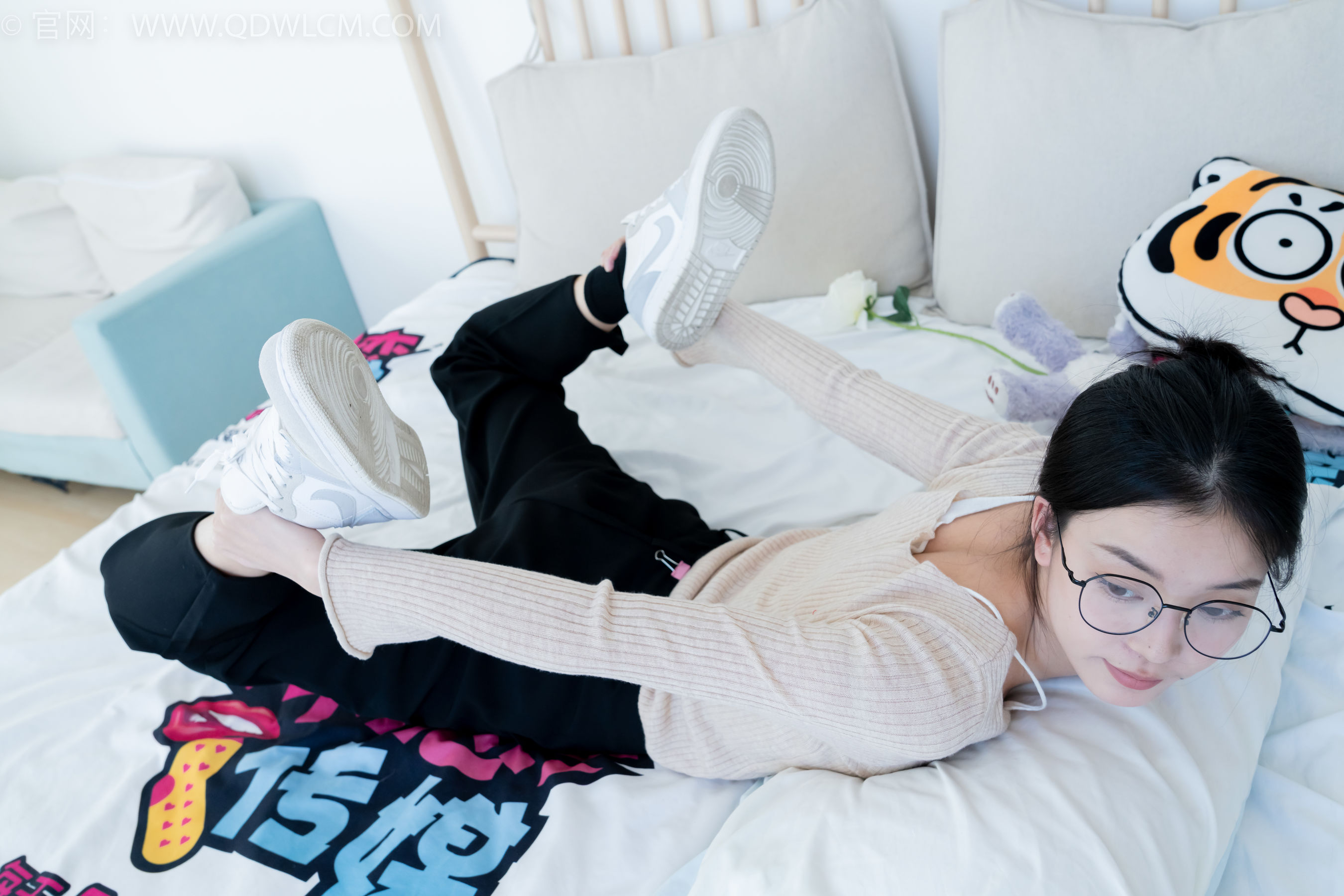 物恋传媒 No.2290 茯苓 - 板鞋、皮鞋、白船袜、黑棉袜、皮筋绑脚老头乐挠脚剧情/(230P)