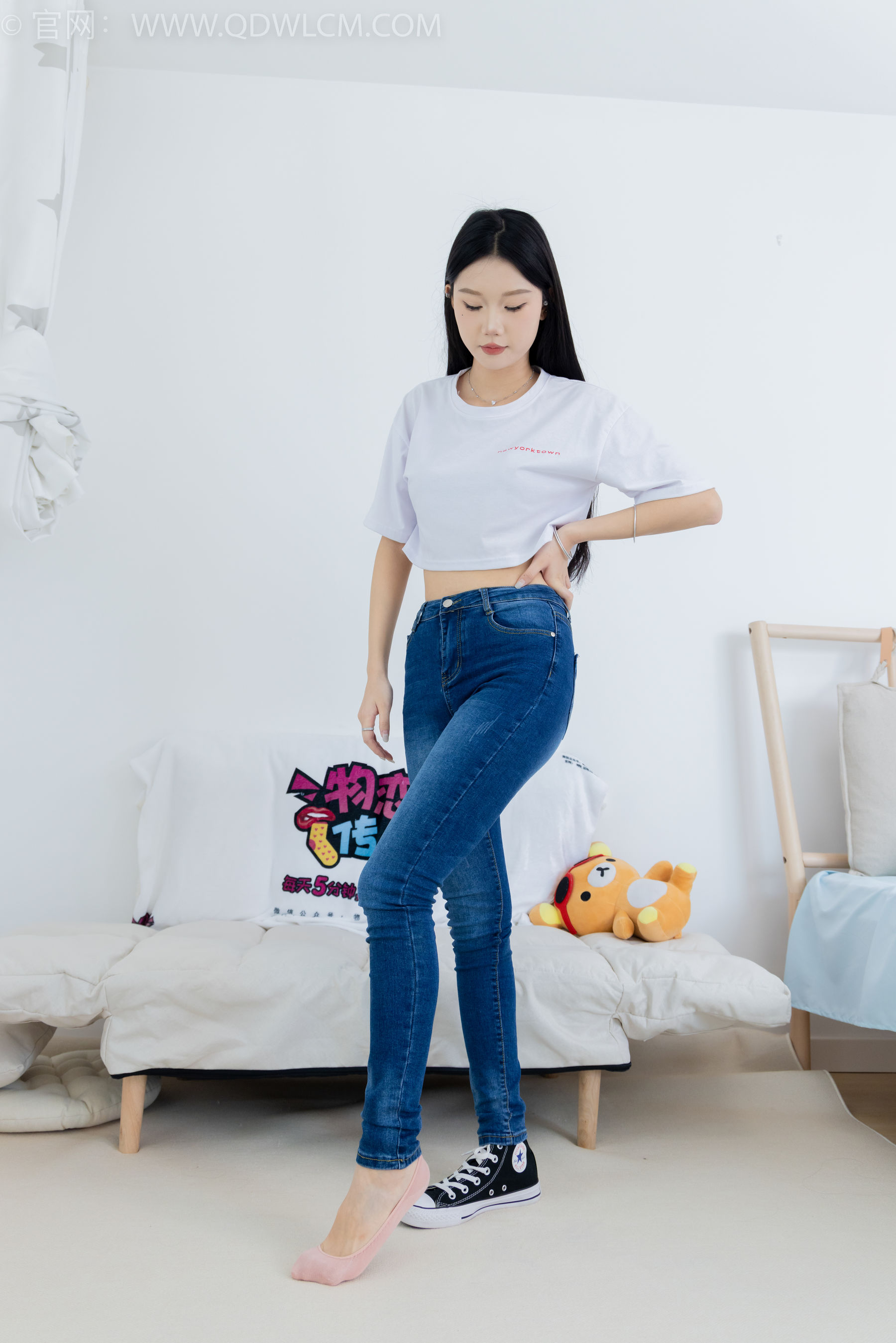 物恋传媒 No.2293 小竹 - 匡威帆布鞋、粉色船袜、肚子疼揉肚子剧情/(160P)