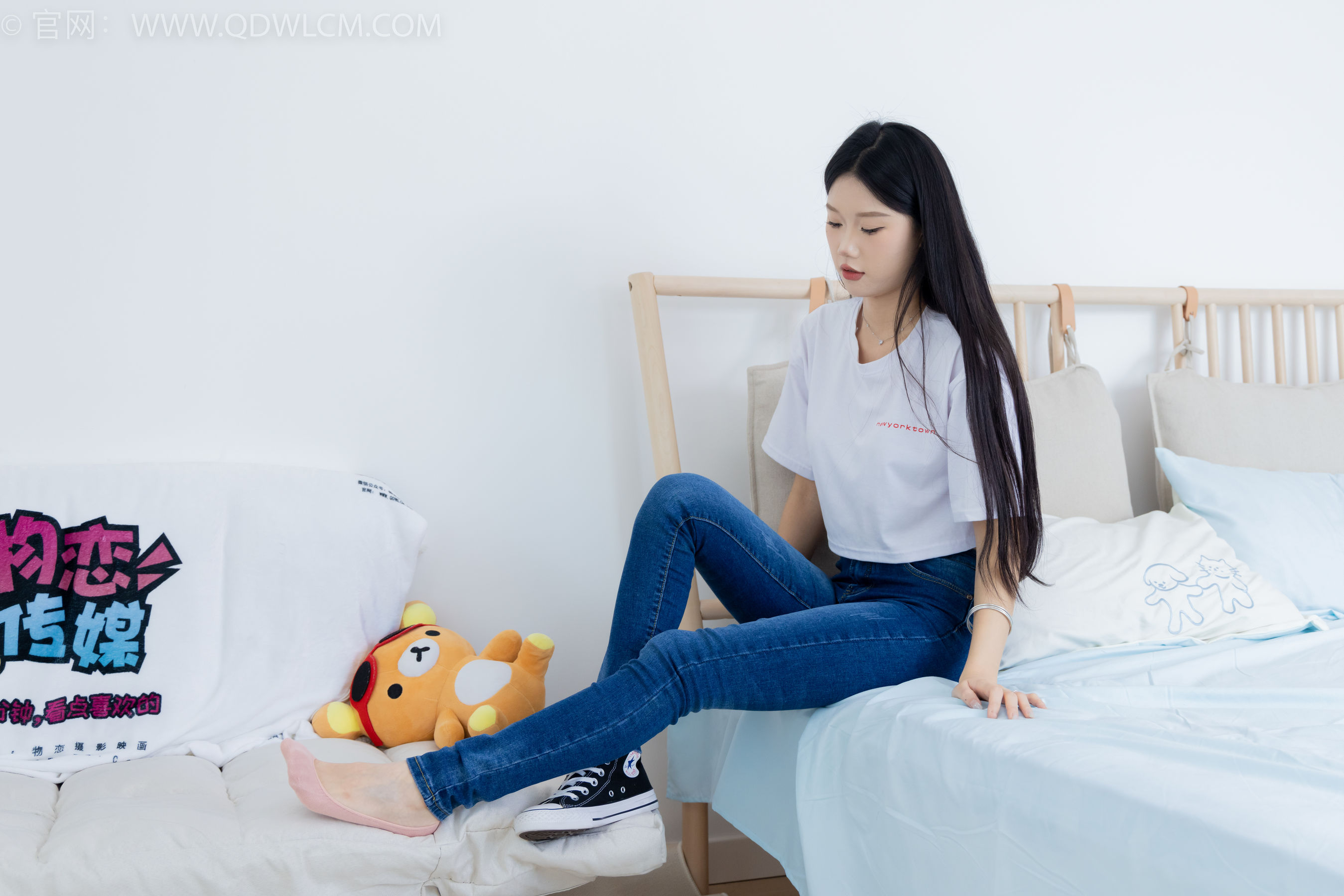 物恋传媒 No.2293 小竹 - 匡威帆布鞋、粉色船袜、肚子疼揉肚子剧情/(160P)