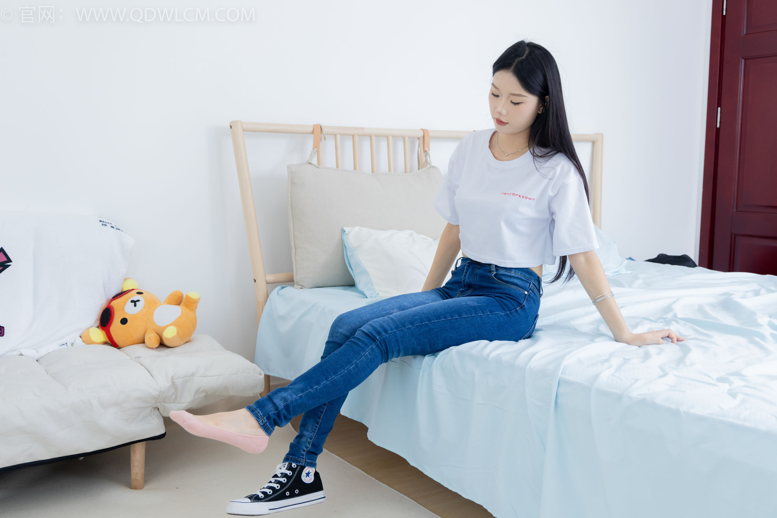 物恋传媒 No.2293 小竹 - 匡威帆布鞋、粉色船袜、肚子疼揉肚子剧情/(160P)