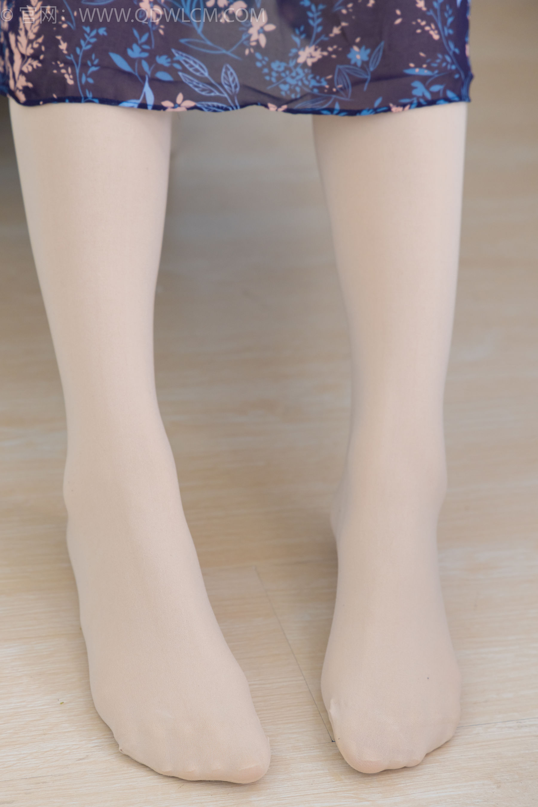 物恋传媒 No.2292 小酒 - 短靴、厚肉丝、踩小蛋糕剧情/(150P)