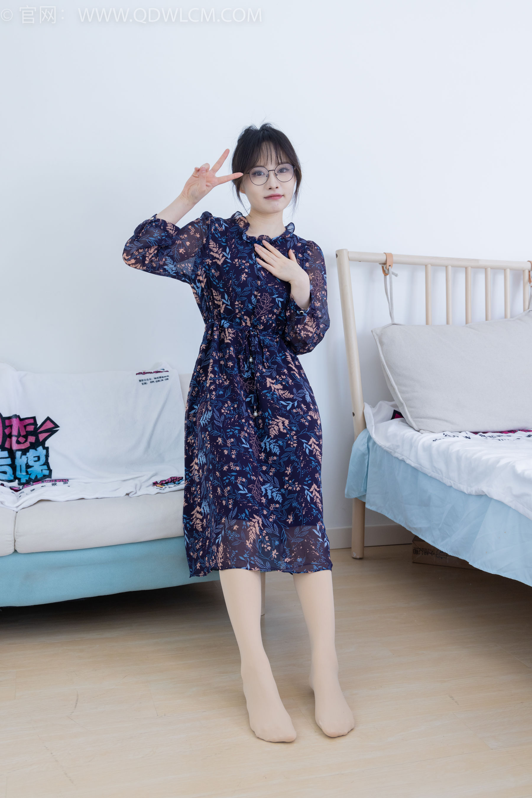 物恋传媒 No.2292 小酒 - 短靴、厚肉丝、踩小蛋糕剧情/(150P)