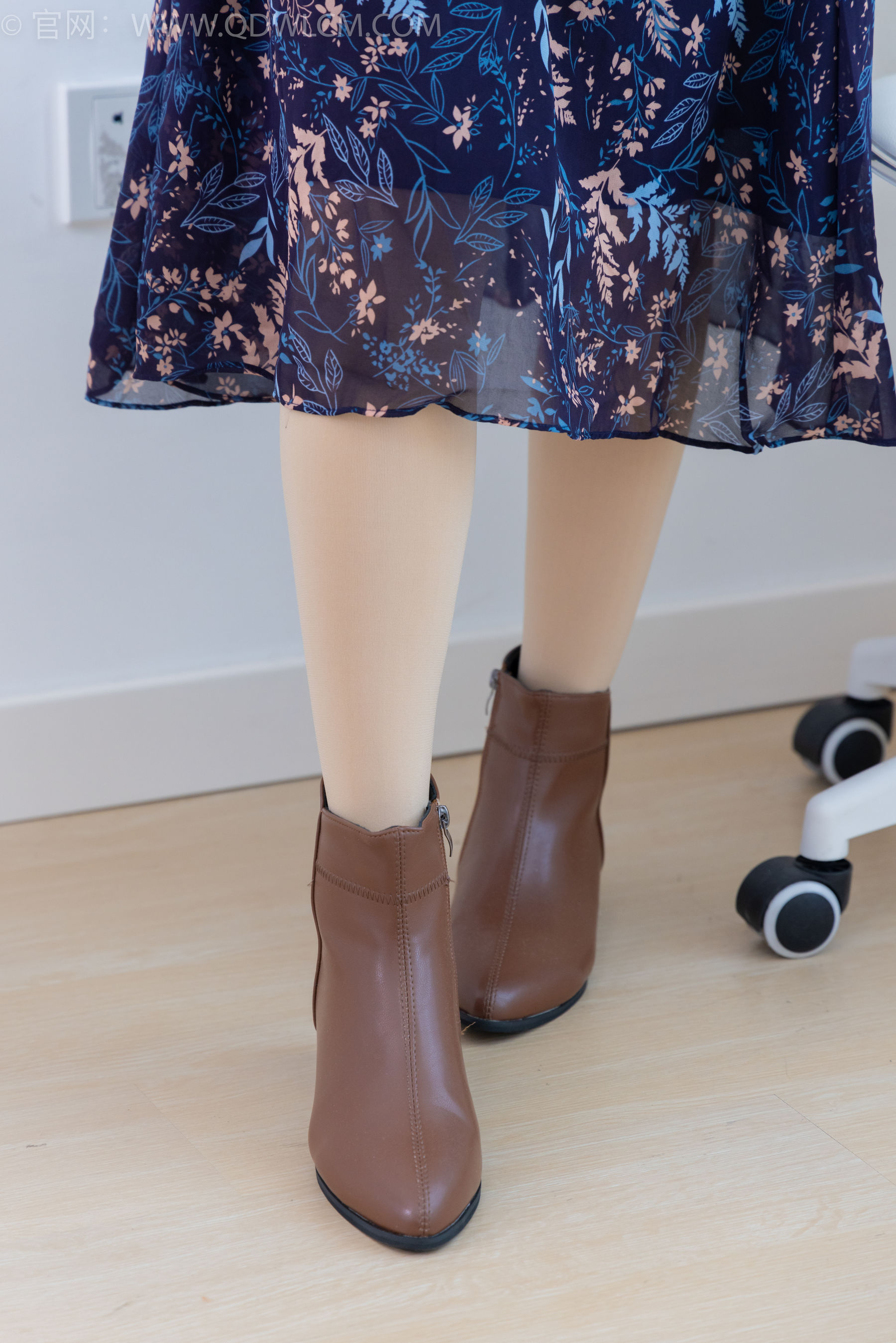 物恋传媒 No.2292 小酒 - 短靴、厚肉丝、踩小蛋糕剧情/(150P)