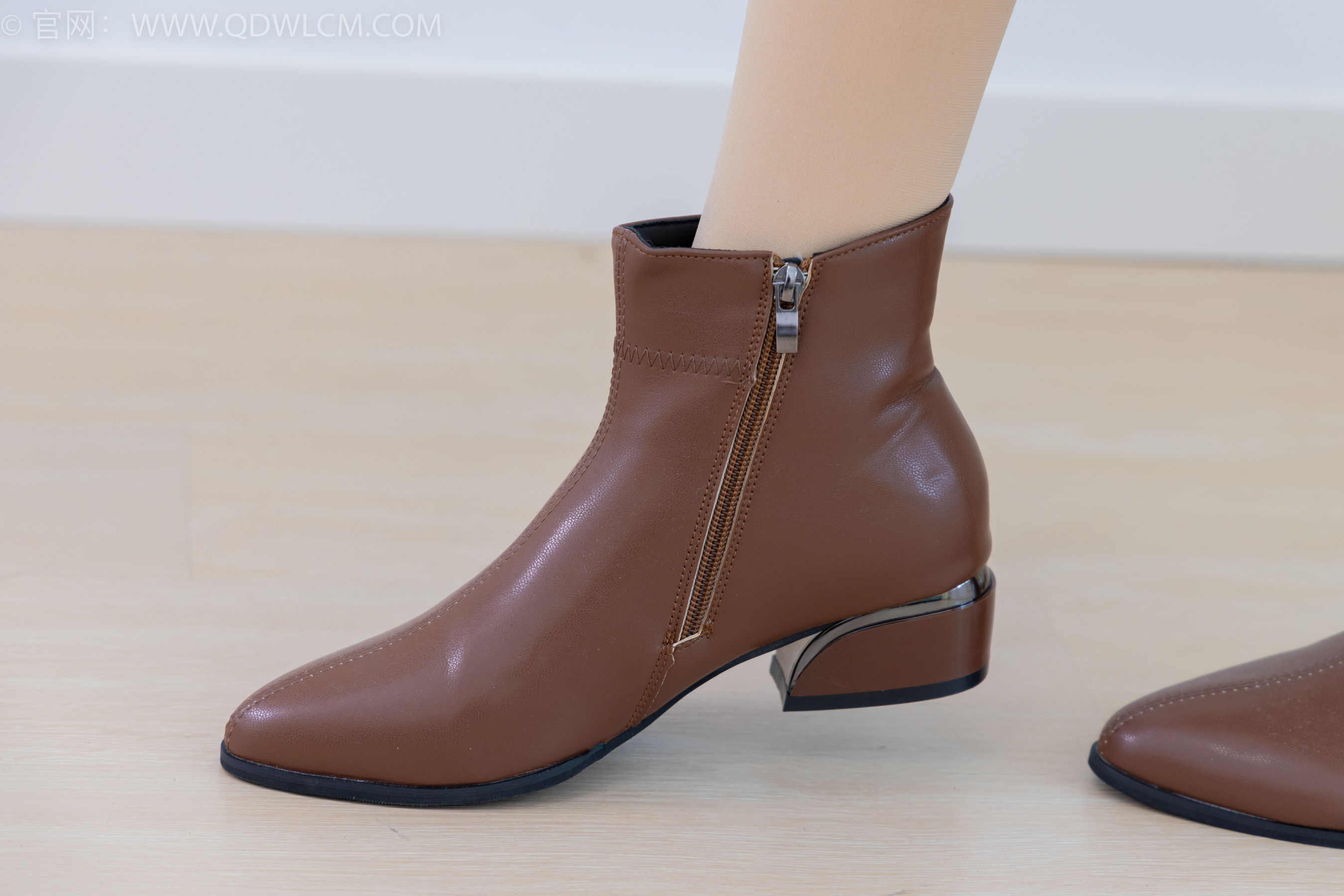 物恋传媒 No.2292 小酒 - 短靴、厚肉丝、踩小蛋糕剧情/(150P)