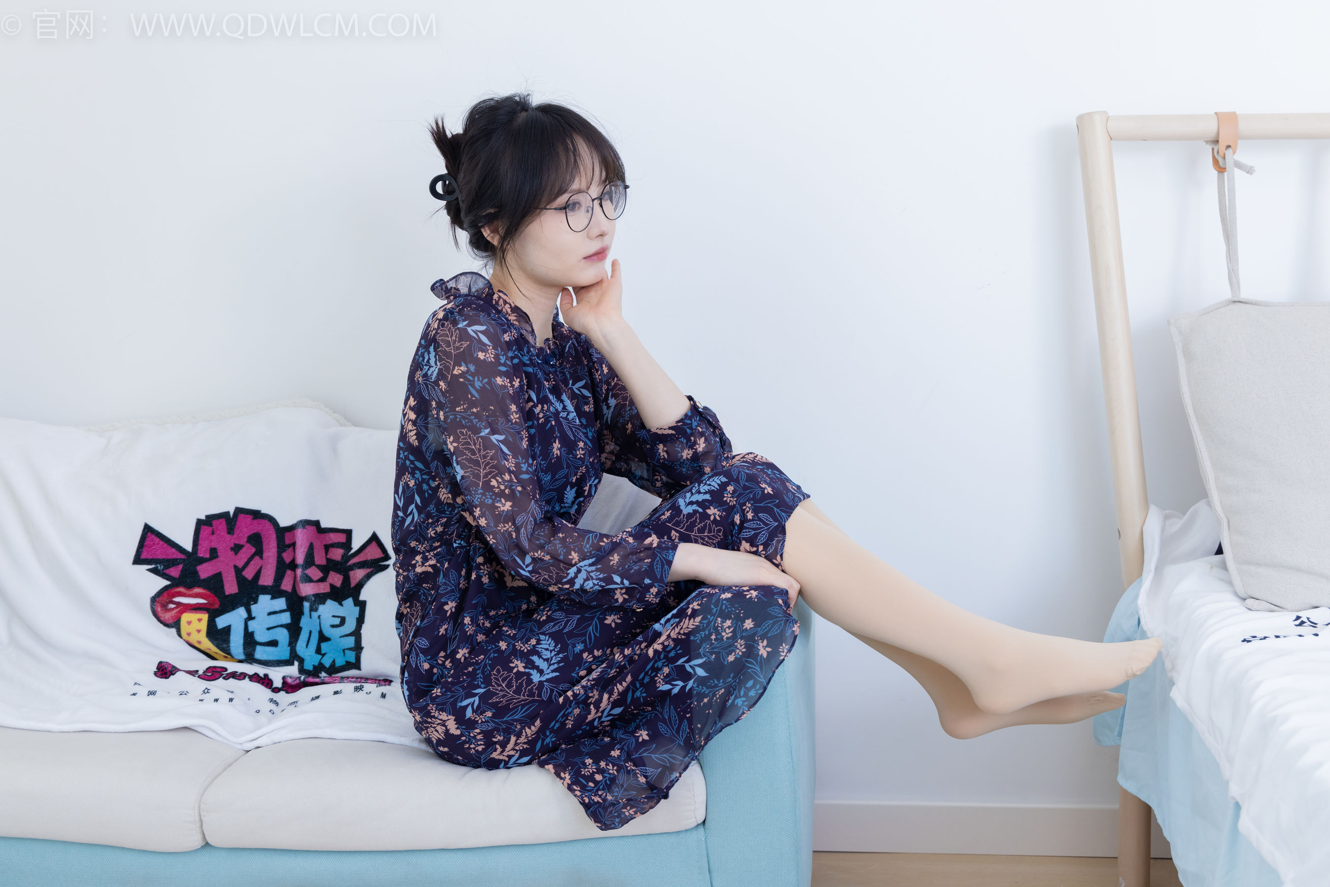 物恋传媒 No.2292 小酒 - 短靴、厚肉丝、踩小蛋糕剧情/(150P)