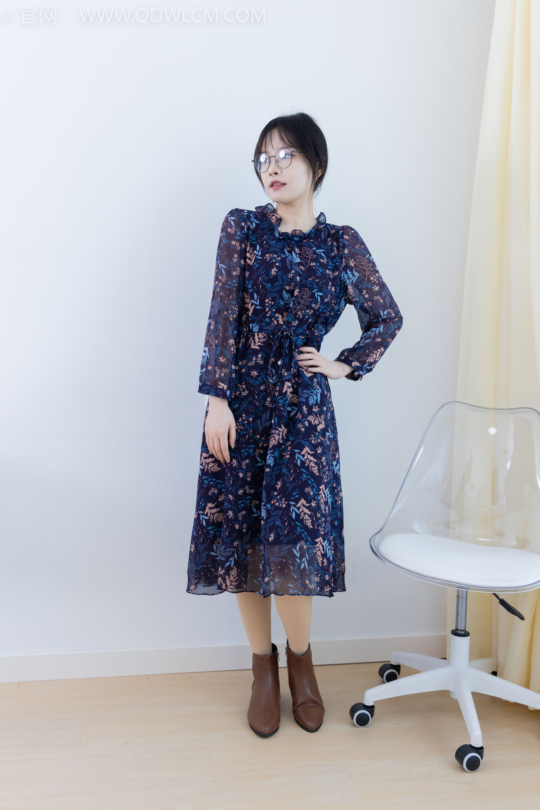 物恋传媒 No.2292 小酒 - 短靴、厚肉丝、踩小蛋糕剧情/(150P)