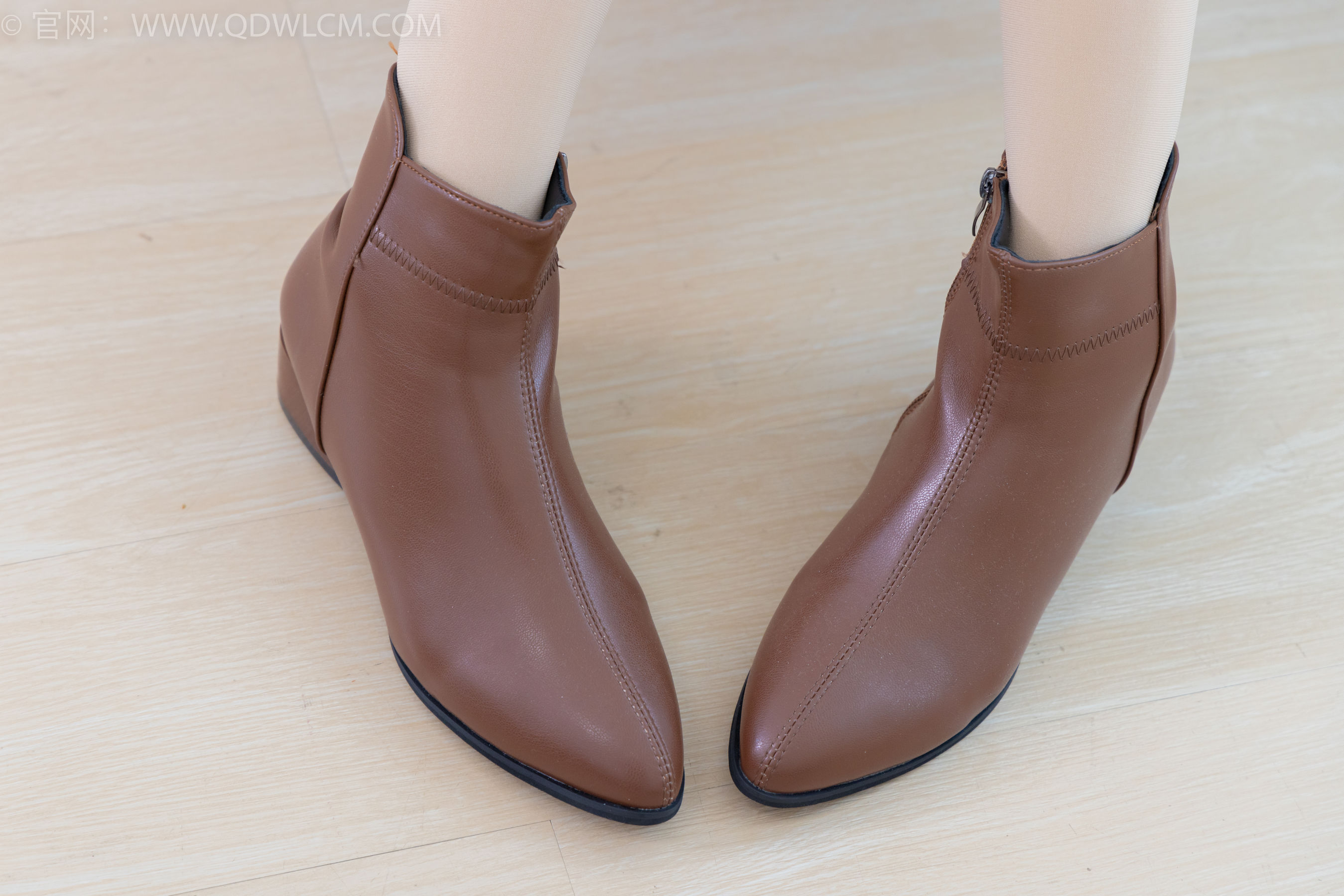 物恋传媒 No.2292 小酒 - 短靴、厚肉丝、踩小蛋糕剧情/(150P)