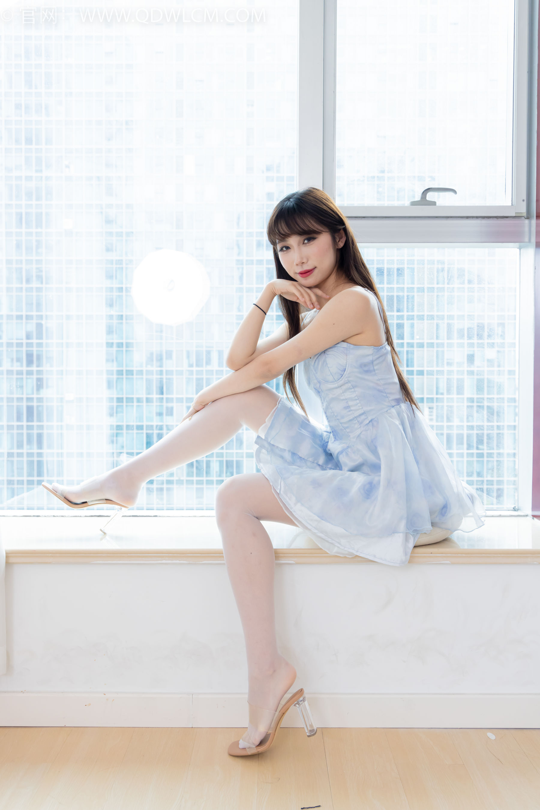 物恋传媒 No.2295 泡泡 - 高跟鞋、薄白丝、裸足/(150P)