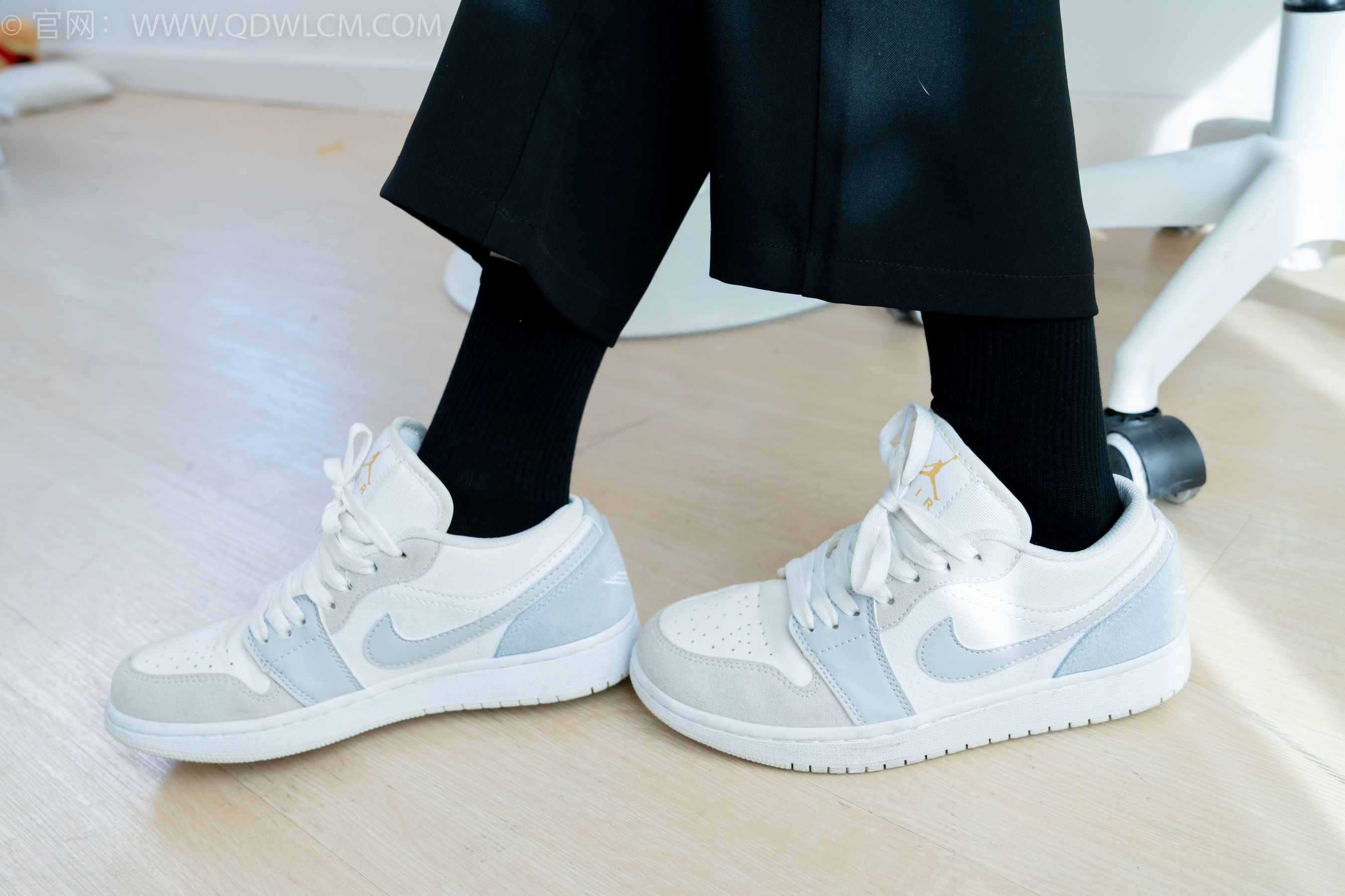 物恋传媒 No.2290 茯苓 - 板鞋、皮鞋、白船袜、黑棉袜、皮筋绑脚老头乐挠脚剧情/(230P)