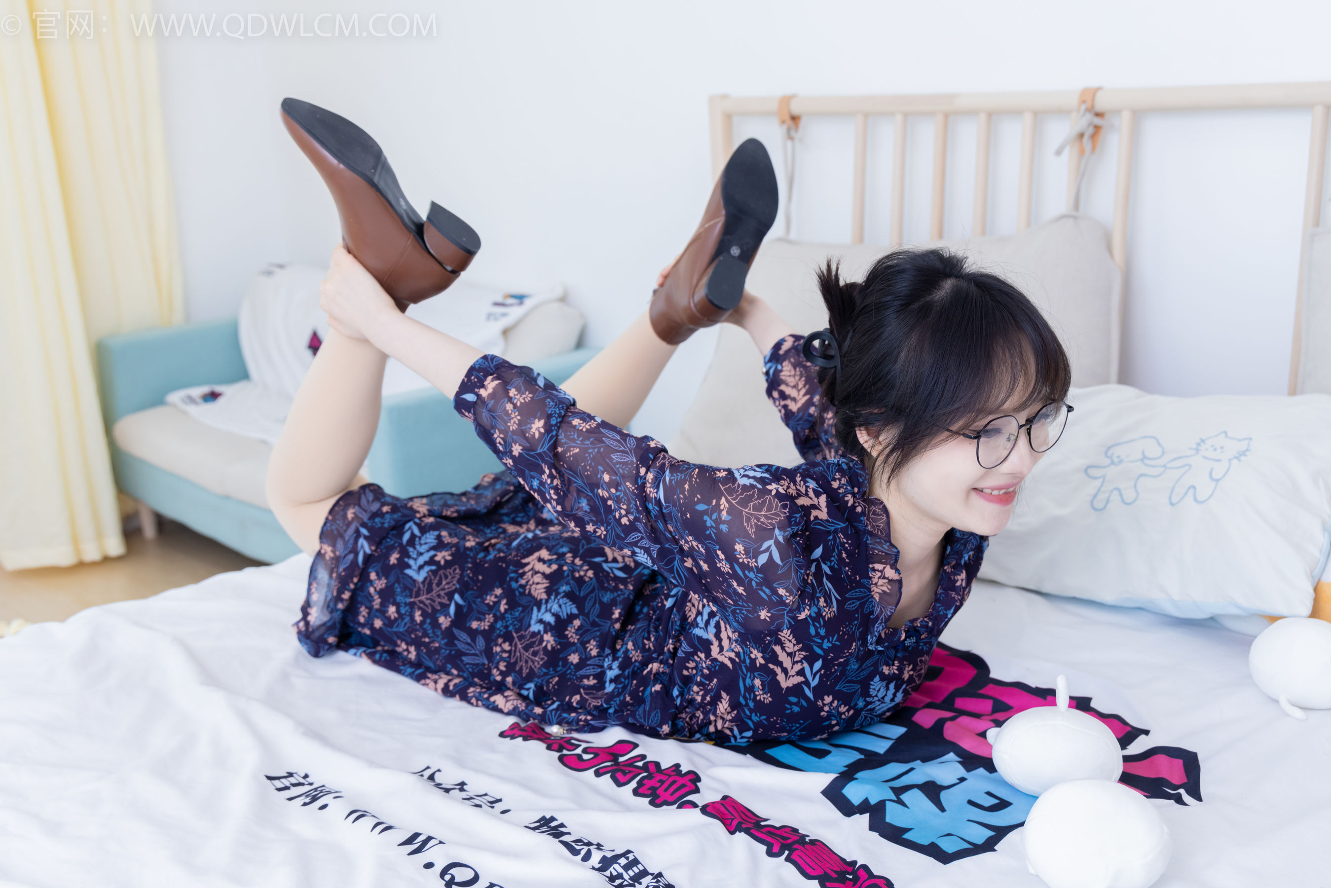 物恋传媒 No.2292 小酒 - 短靴、厚肉丝、踩小蛋糕剧情/(150P)