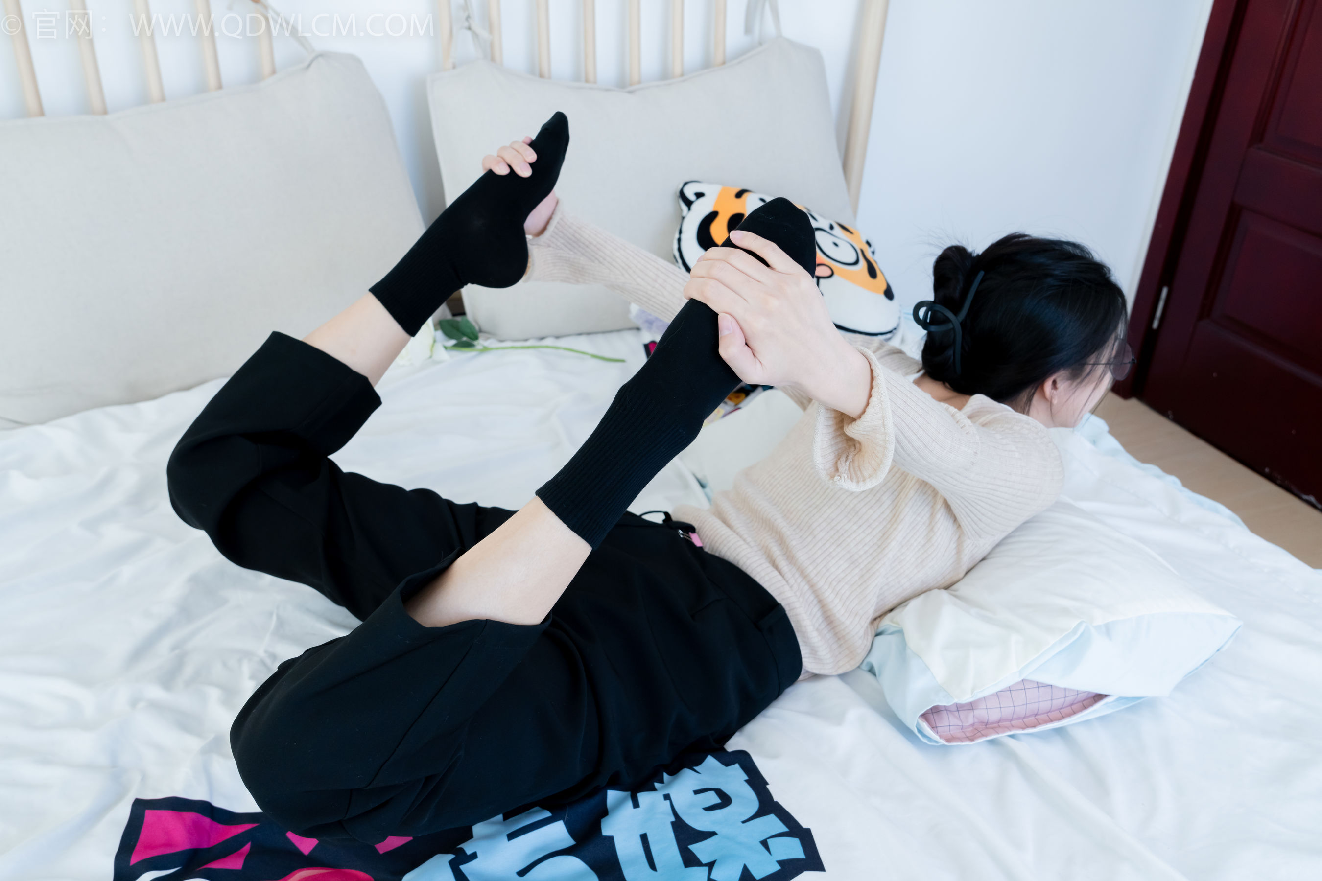 物恋传媒 No.2290 茯苓 - 板鞋、皮鞋、白船袜、黑棉袜、皮筋绑脚老头乐挠脚剧情/(230P)