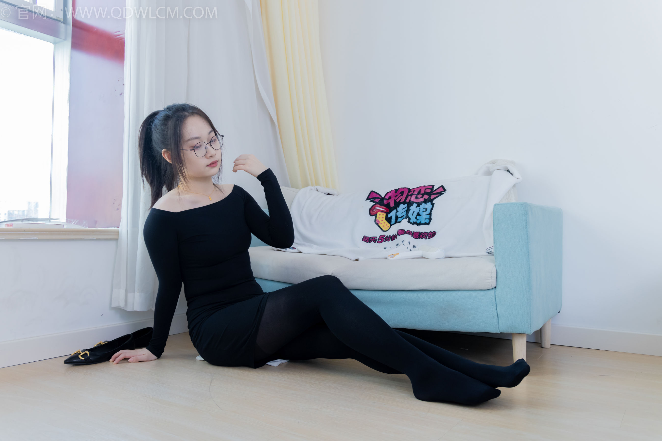 物恋传媒 No.2294 小新 - 平底鞋、厚黑丝、裸足/(150P)