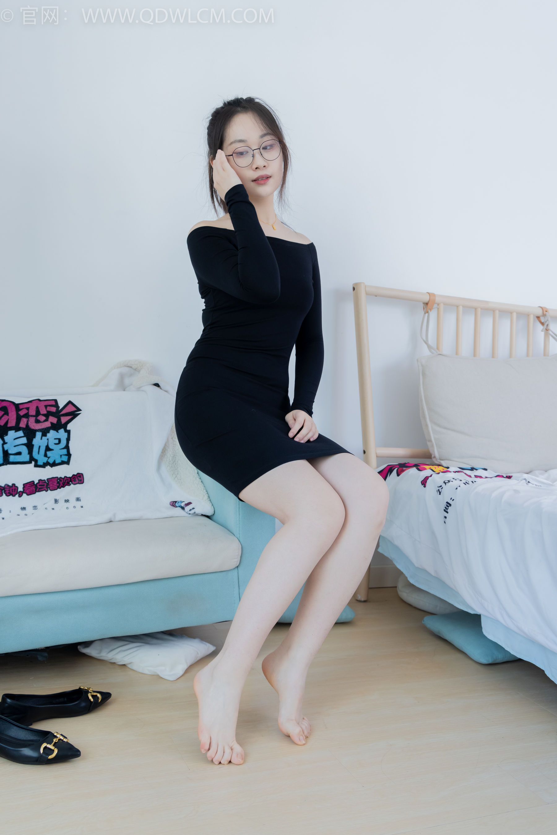 物恋传媒 No.2294 小新 - 平底鞋、厚黑丝、裸足/(150P)