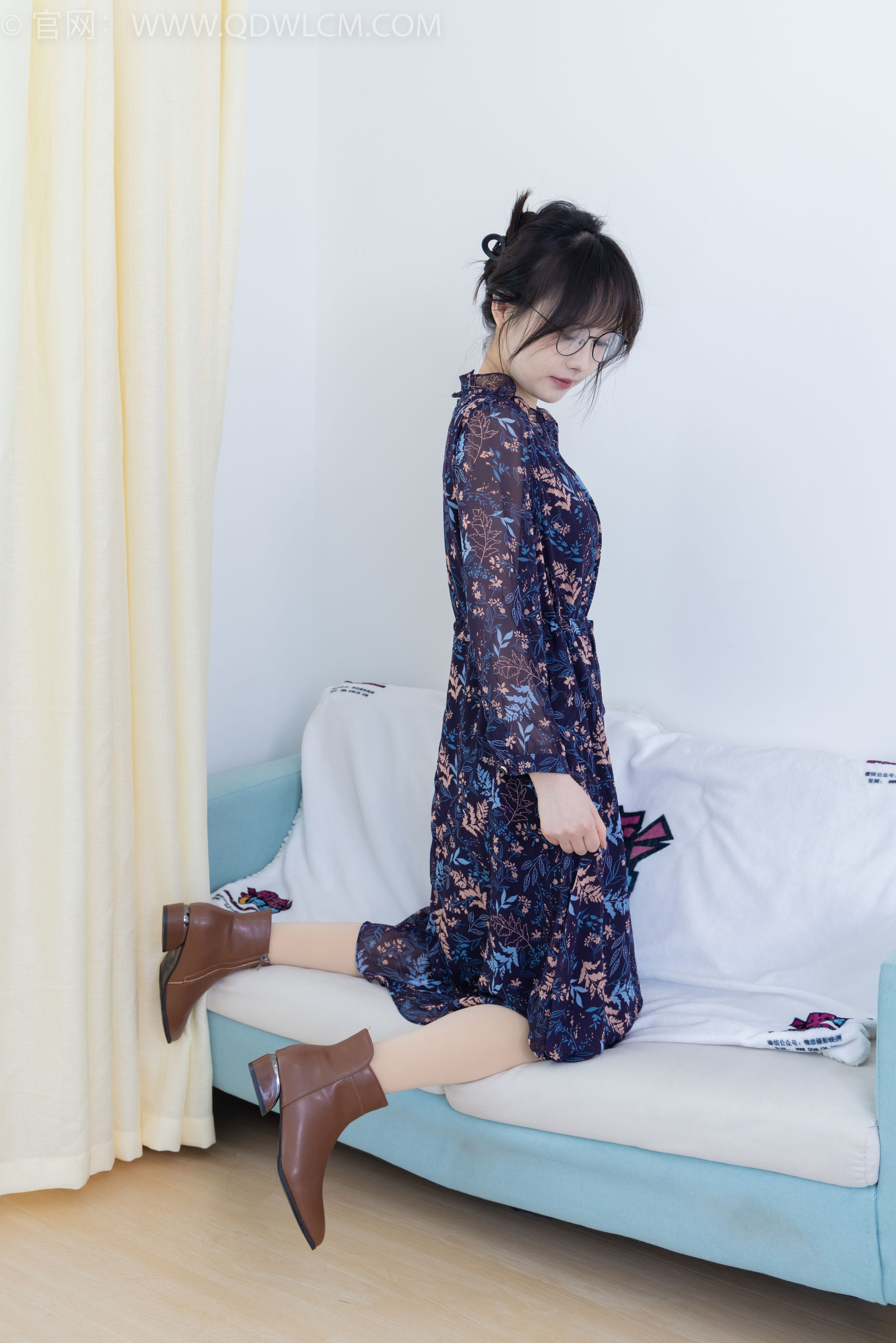 物恋传媒 No.2292 小酒 - 短靴、厚肉丝、踩小蛋糕剧情/(150P)