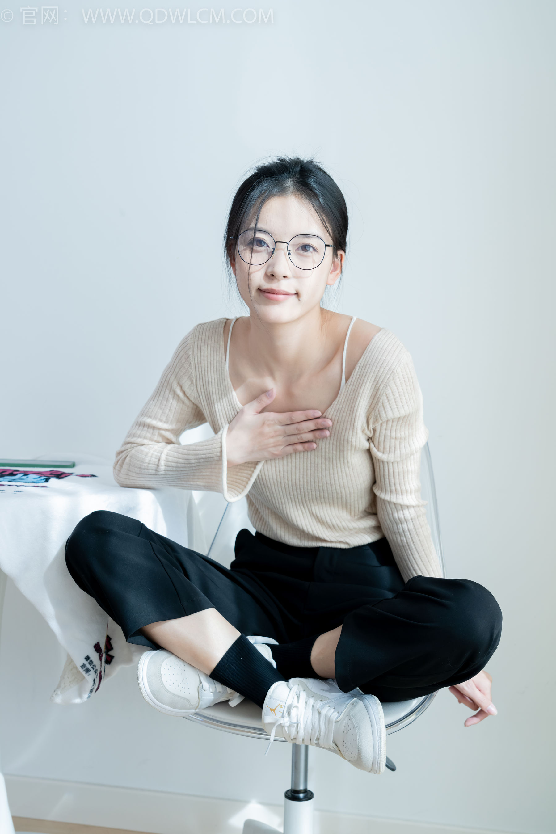 物恋传媒 No.2290 茯苓 - 板鞋、皮鞋、白船袜、黑棉袜、皮筋绑脚老头乐挠脚剧情/(230P)