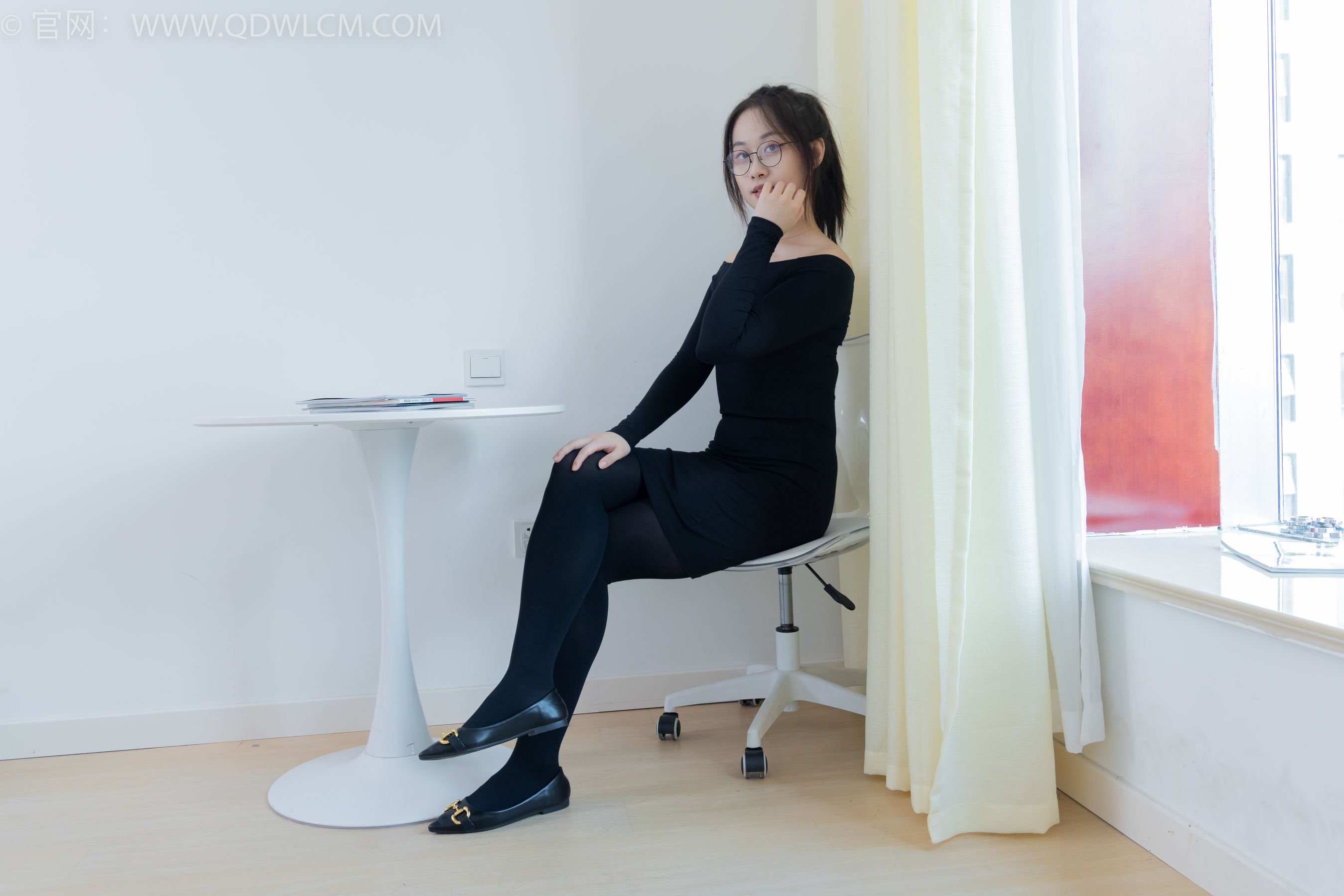 物恋传媒 No.2294 小新 - 平底鞋、厚黑丝、裸足/(150P)