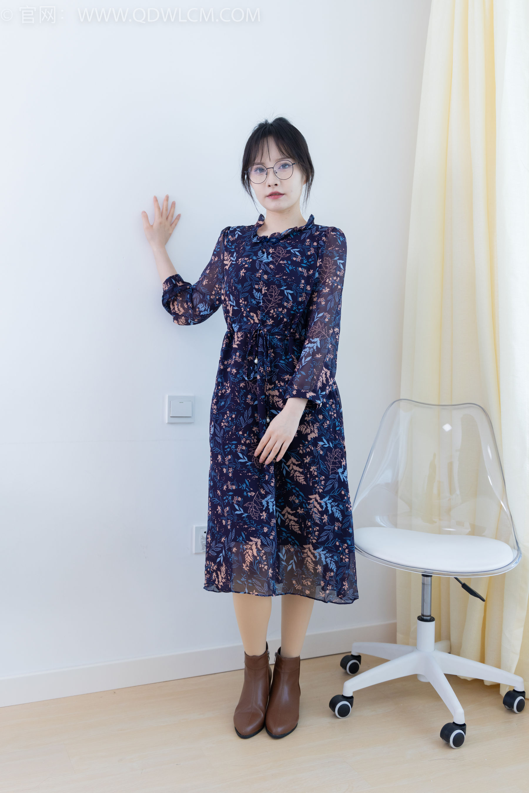 物恋传媒 No.2292 小酒 - 短靴、厚肉丝、踩小蛋糕剧情/(150P)