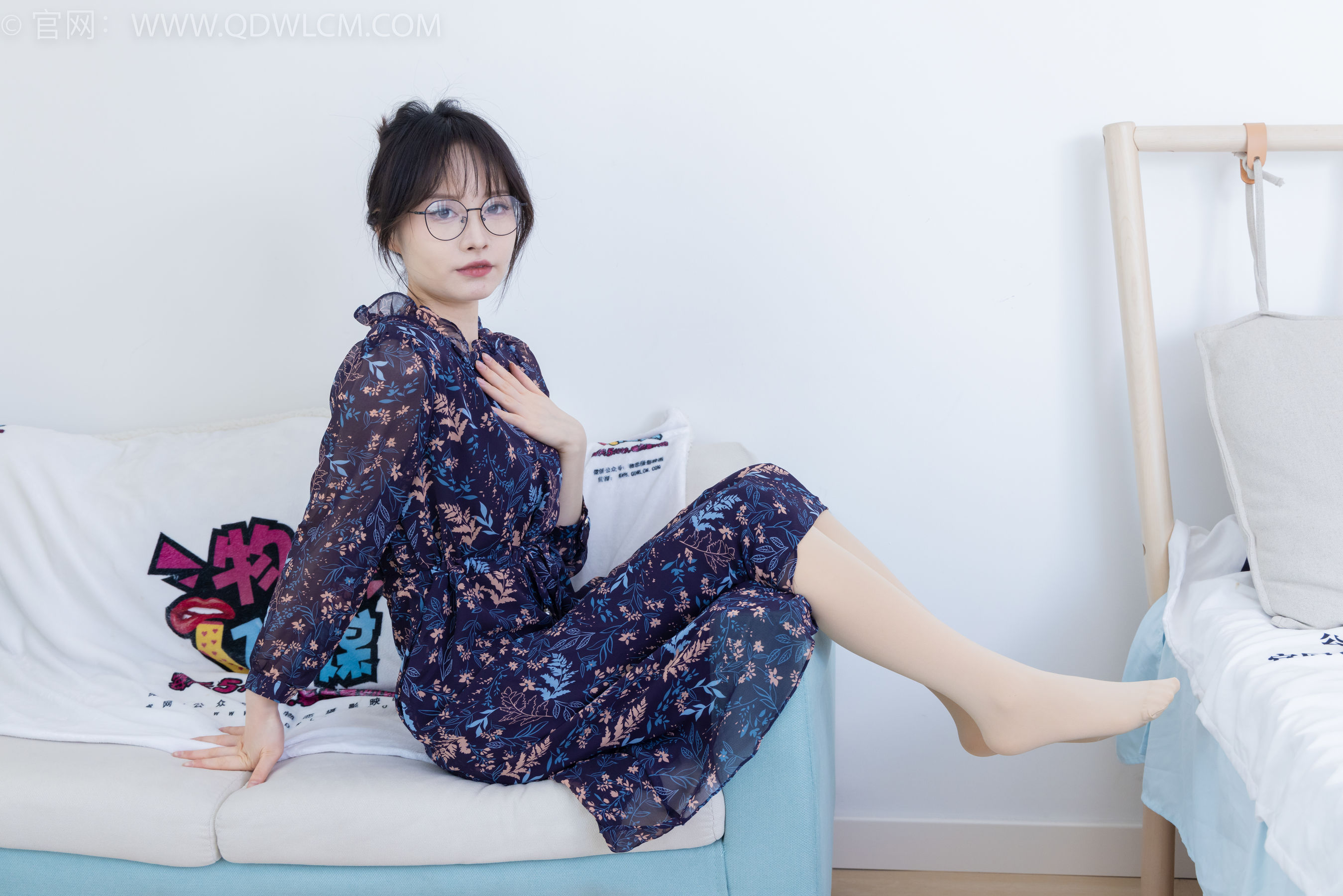 物恋传媒 No.2292 小酒 - 短靴、厚肉丝、踩小蛋糕剧情/(150P)