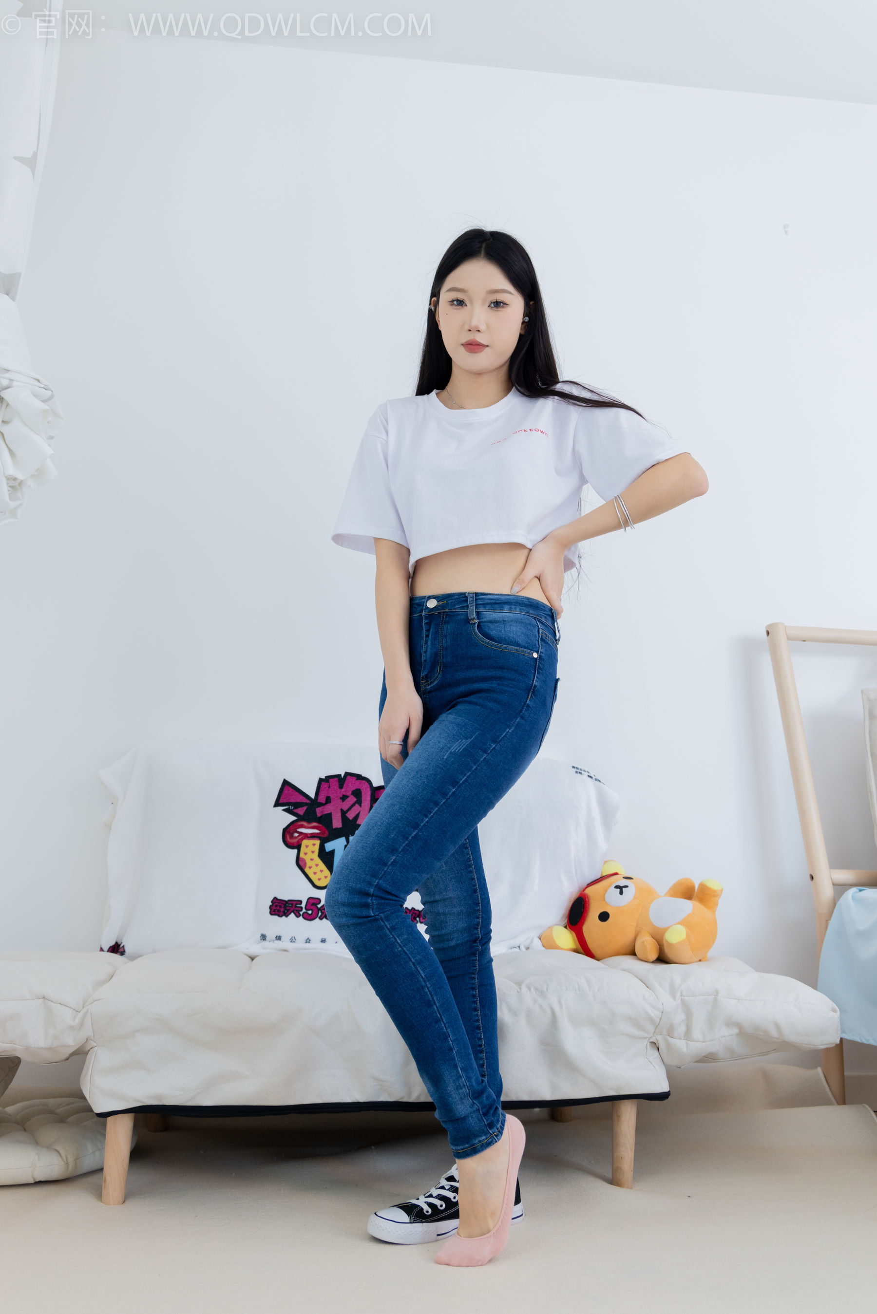 物恋传媒 No.2293 小竹 - 匡威帆布鞋、粉色船袜、肚子疼揉肚子剧情/(160P)