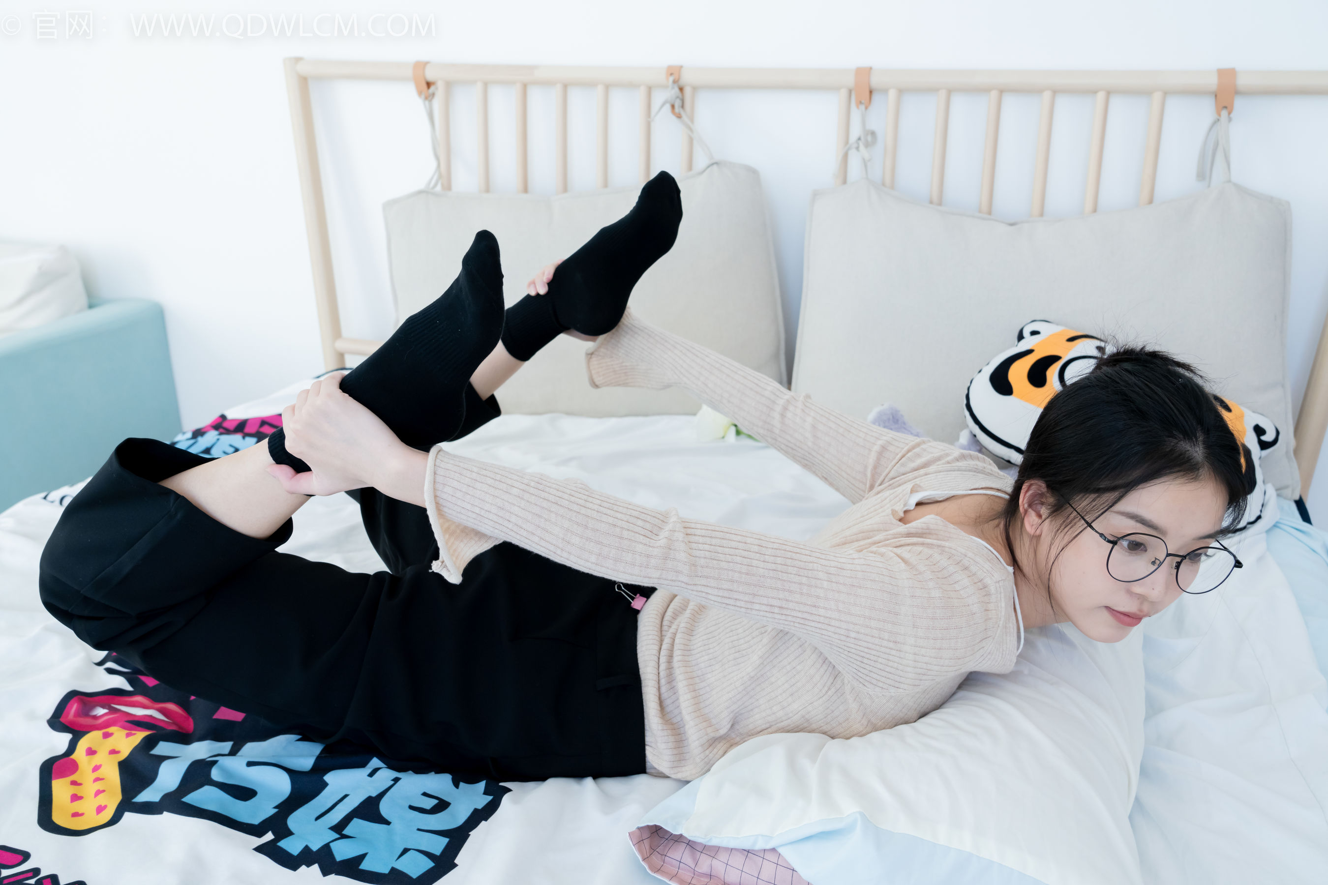 物恋传媒 No.2290 茯苓 - 板鞋、皮鞋、白船袜、黑棉袜、皮筋绑脚老头乐挠脚剧情/(230P)