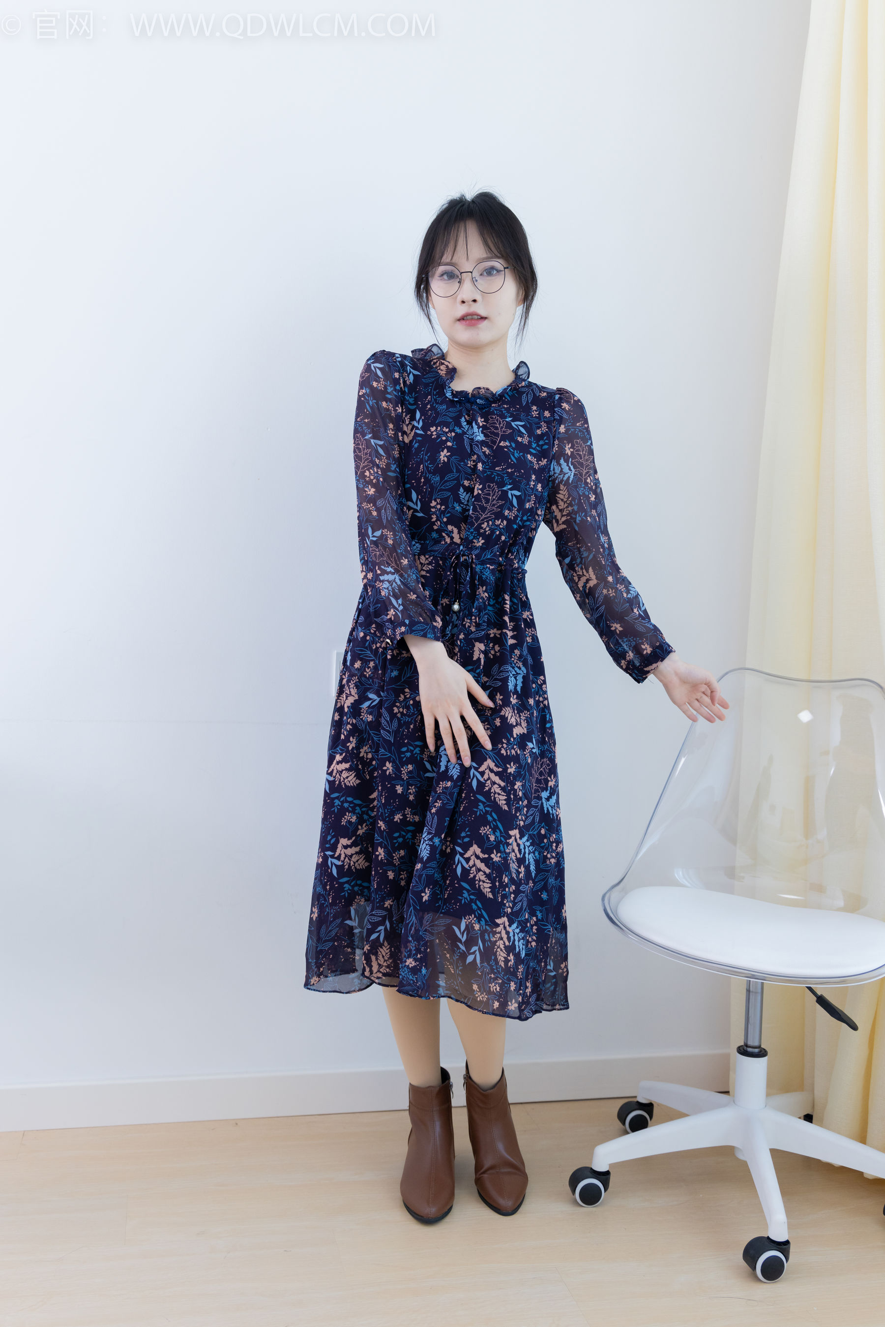 物恋传媒 No.2292 小酒 - 短靴、厚肉丝、踩小蛋糕剧情/(150P)