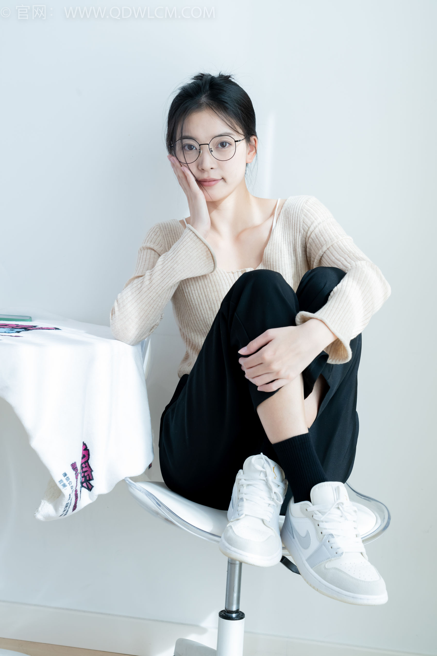 物恋传媒 No.2290 茯苓 - 板鞋、皮鞋、白船袜、黑棉袜、皮筋绑脚老头乐挠脚剧情/(230P)