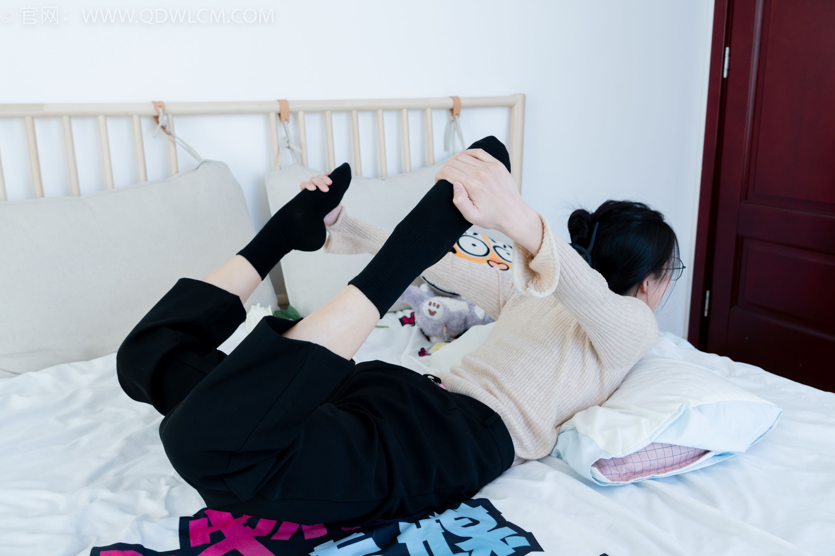 物恋传媒 No.2290 茯苓 - 板鞋、皮鞋、白船袜、黑棉袜、皮筋绑脚老头乐挠脚剧情/(230P)