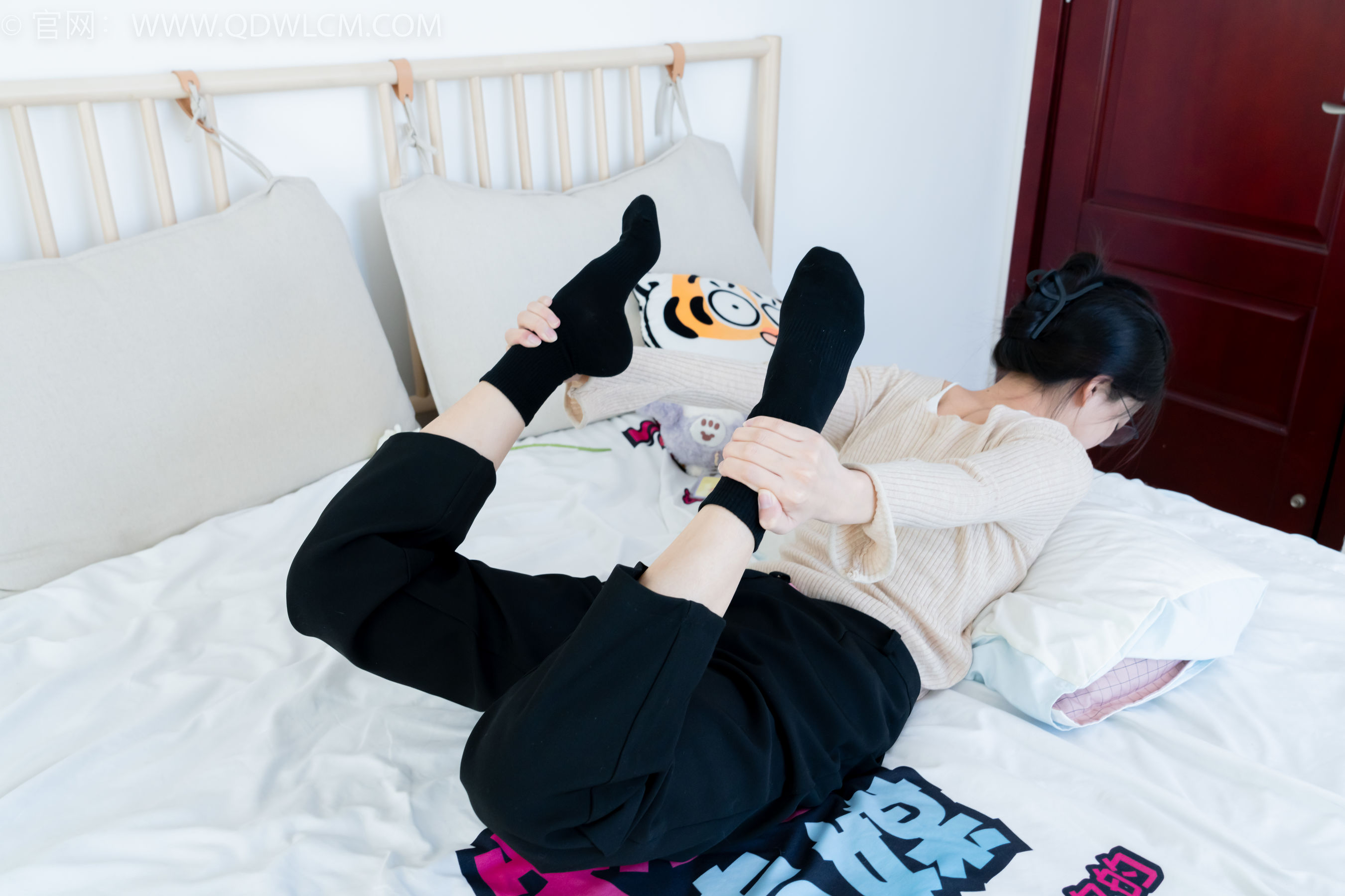 物恋传媒 No.2290 茯苓 - 板鞋、皮鞋、白船袜、黑棉袜、皮筋绑脚老头乐挠脚剧情/(230P)