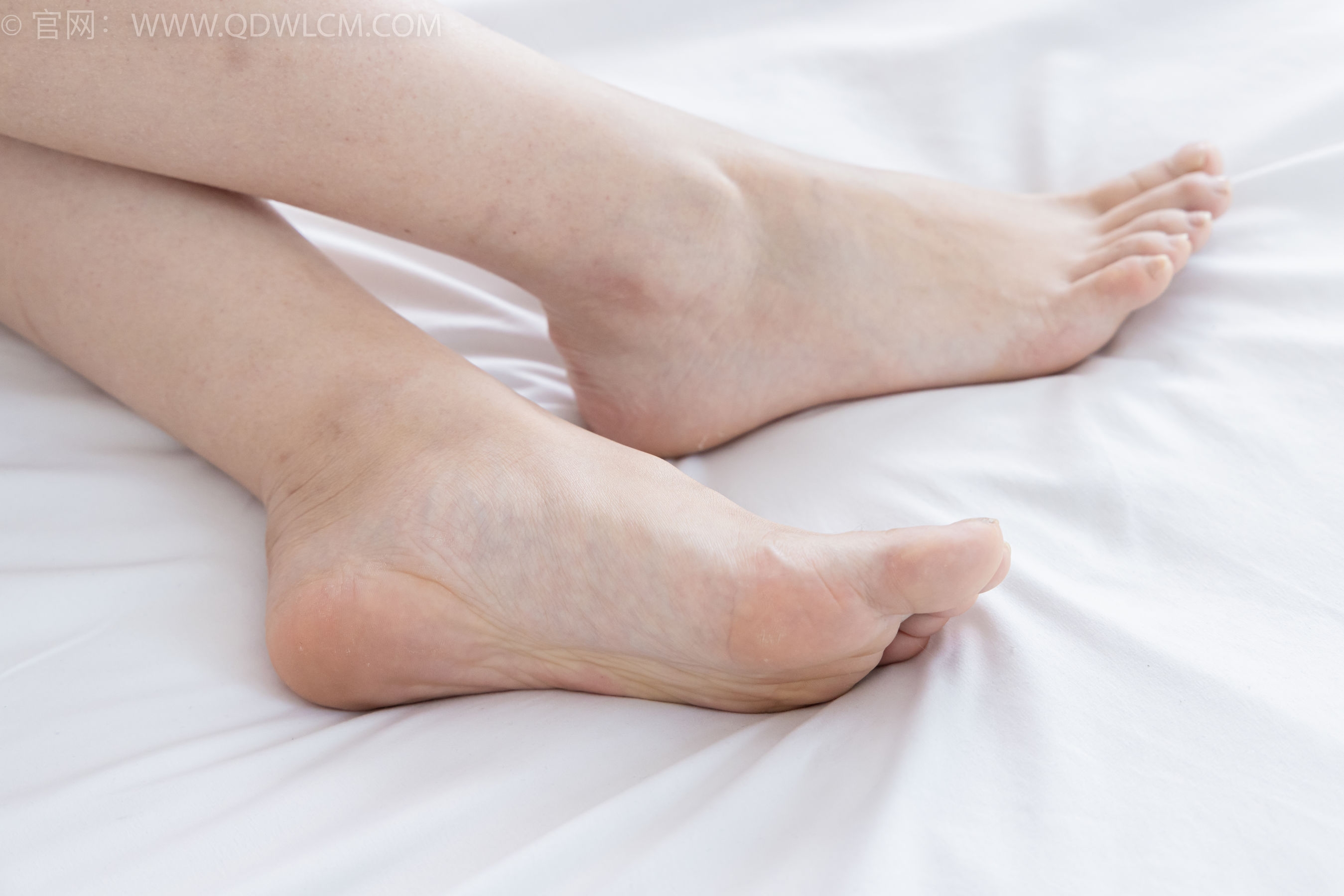 物恋传媒 No.2295 泡泡 - 高跟鞋、薄白丝、裸足/(150P)