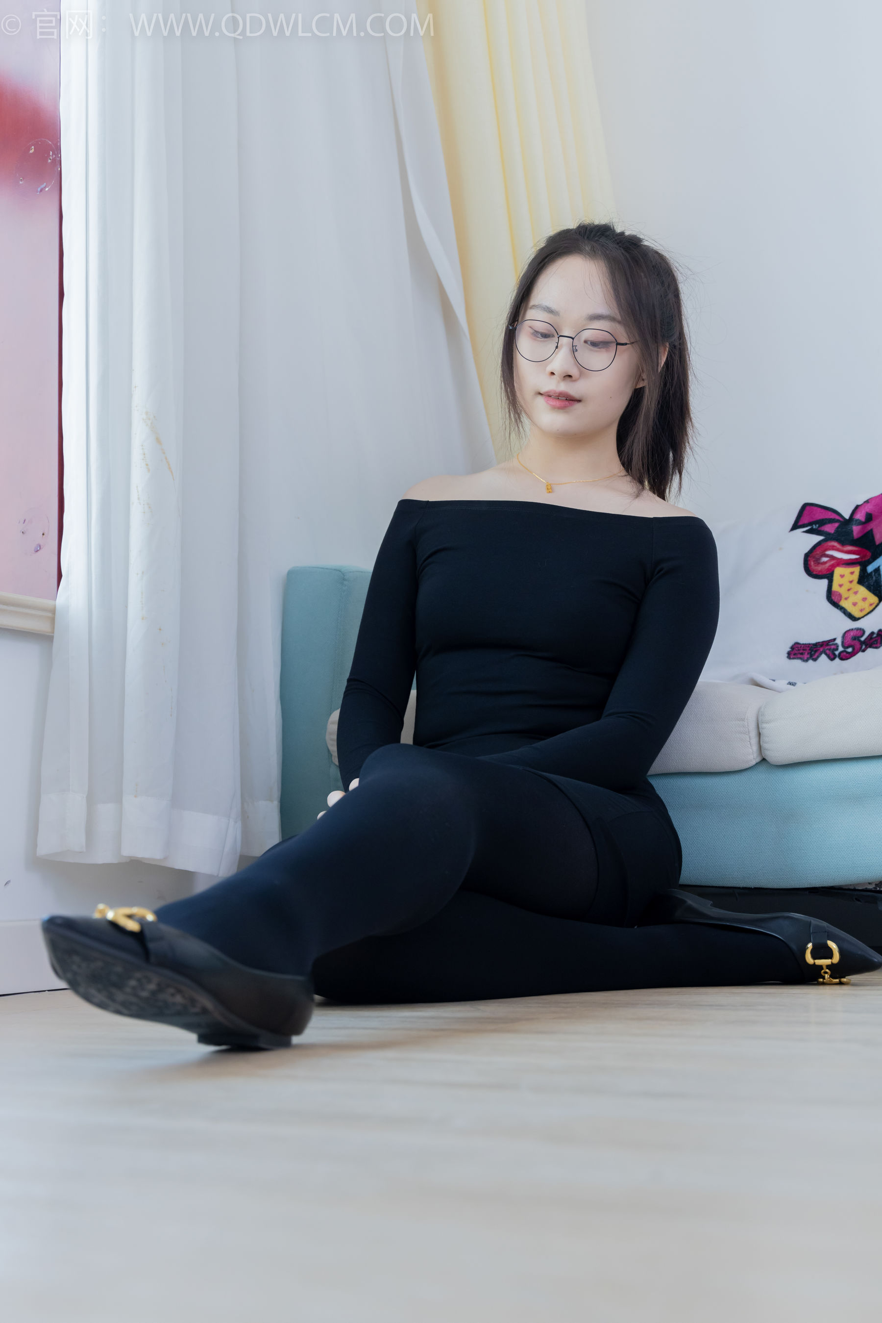 物恋传媒 No.2294 小新 - 平底鞋、厚黑丝、裸足/(150P)