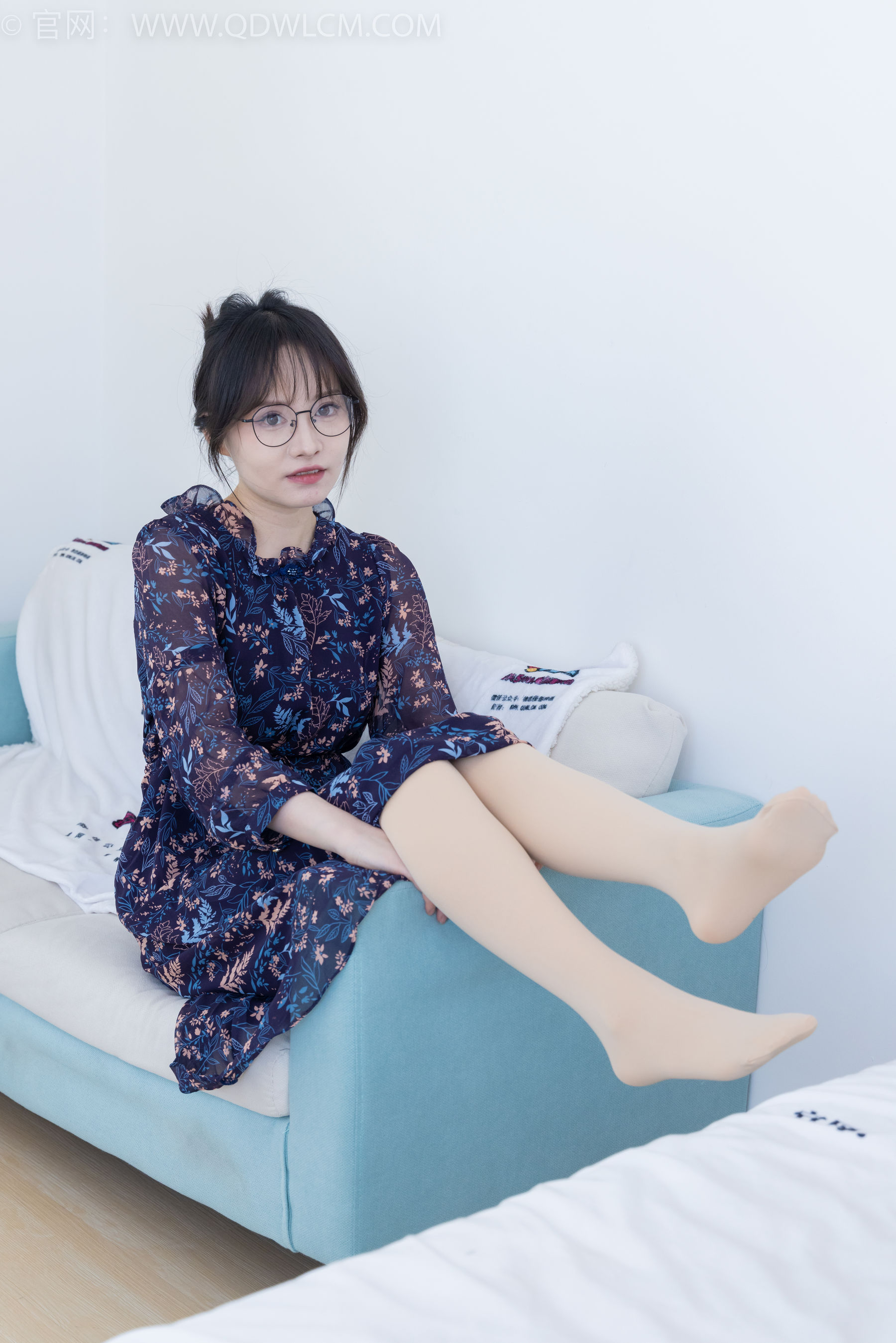 物恋传媒 No.2292 小酒 - 短靴、厚肉丝、踩小蛋糕剧情/(150P)