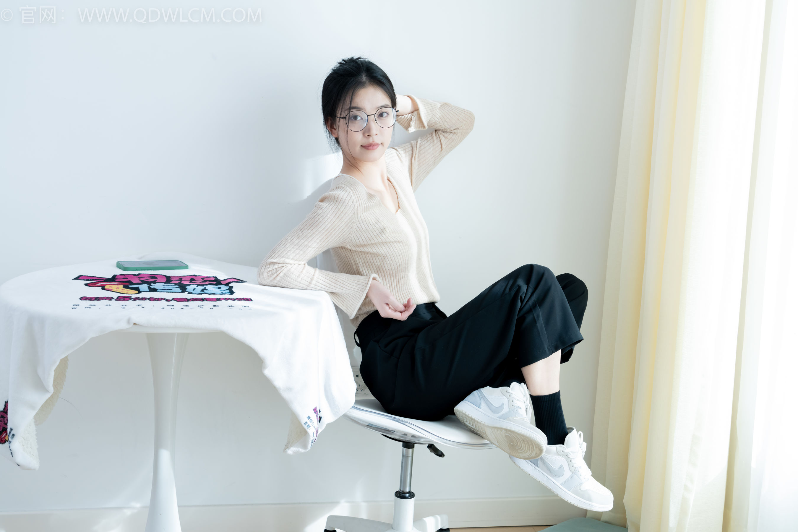 物恋传媒 No.2290 茯苓 - 板鞋、皮鞋、白船袜、黑棉袜、皮筋绑脚老头乐挠脚剧情/(230P)