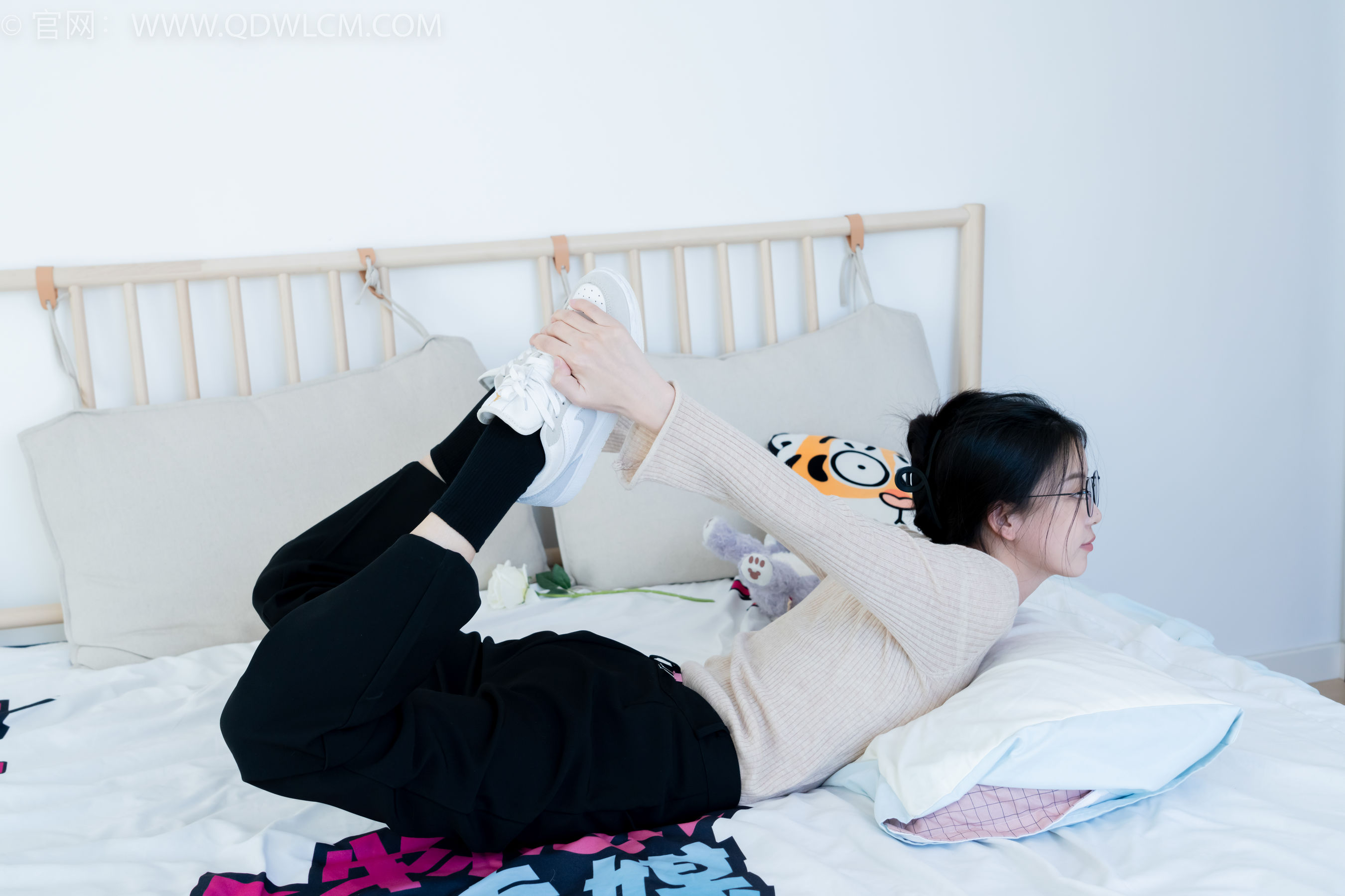 物恋传媒 No.2290 茯苓 - 板鞋、皮鞋、白船袜、黑棉袜、皮筋绑脚老头乐挠脚剧情/(230P)