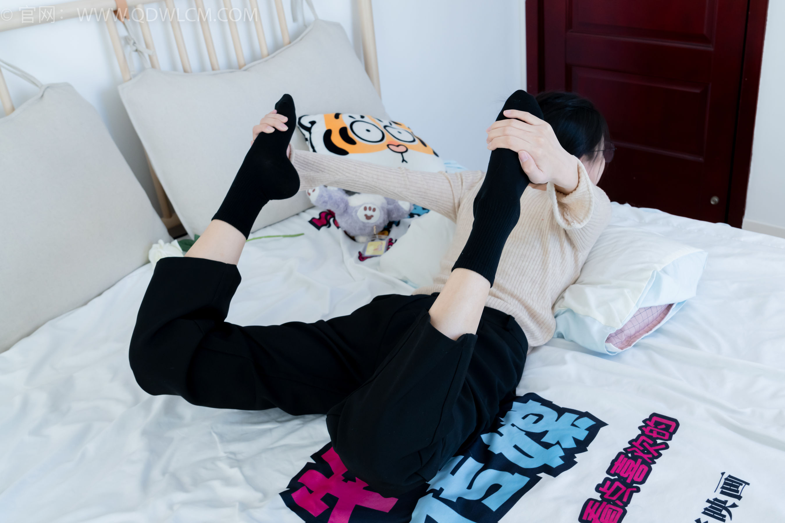 物恋传媒 No.2290 茯苓 - 板鞋、皮鞋、白船袜、黑棉袜、皮筋绑脚老头乐挠脚剧情/(230P)