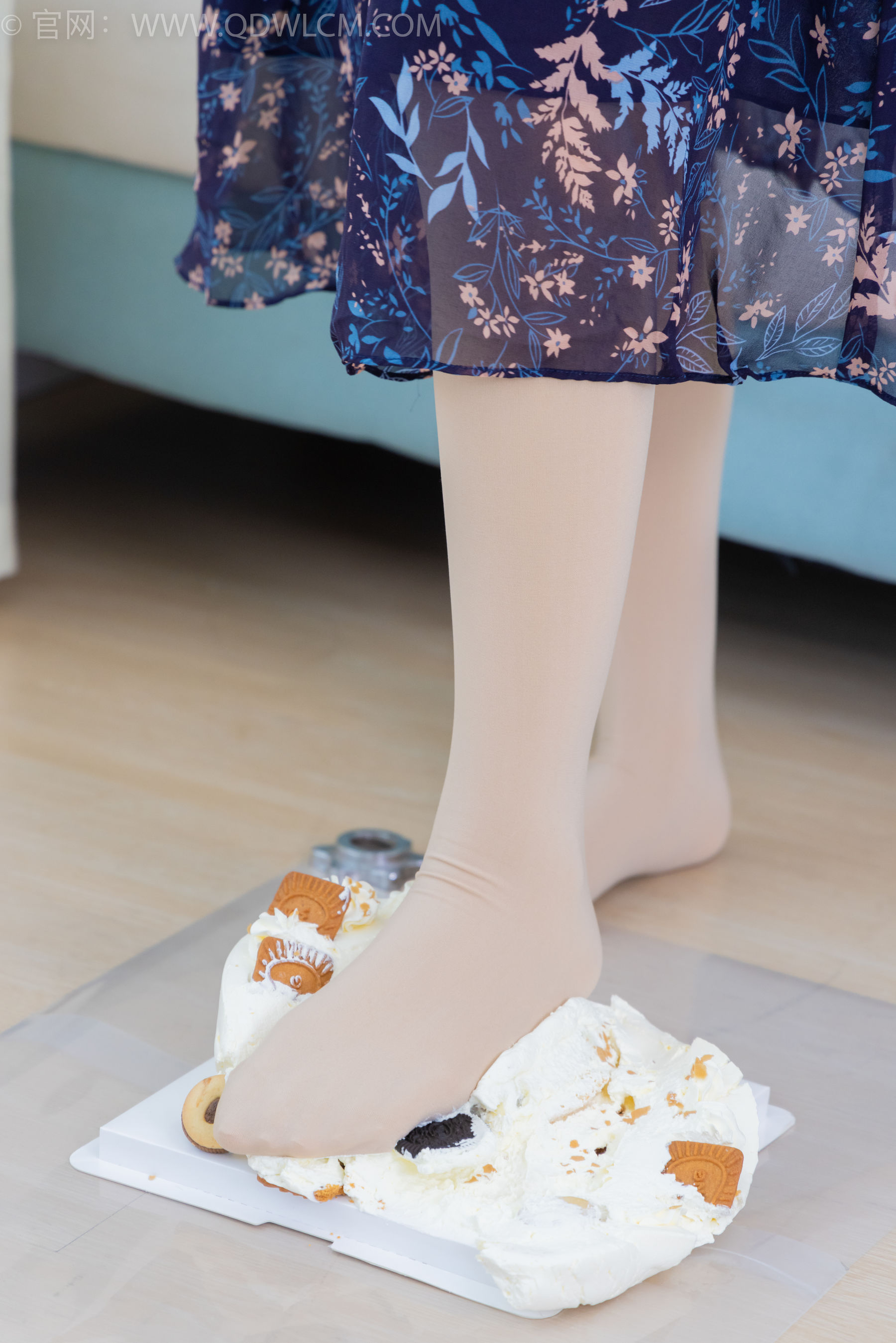 物恋传媒 No.2292 小酒 - 短靴、厚肉丝、踩小蛋糕剧情/(150P)