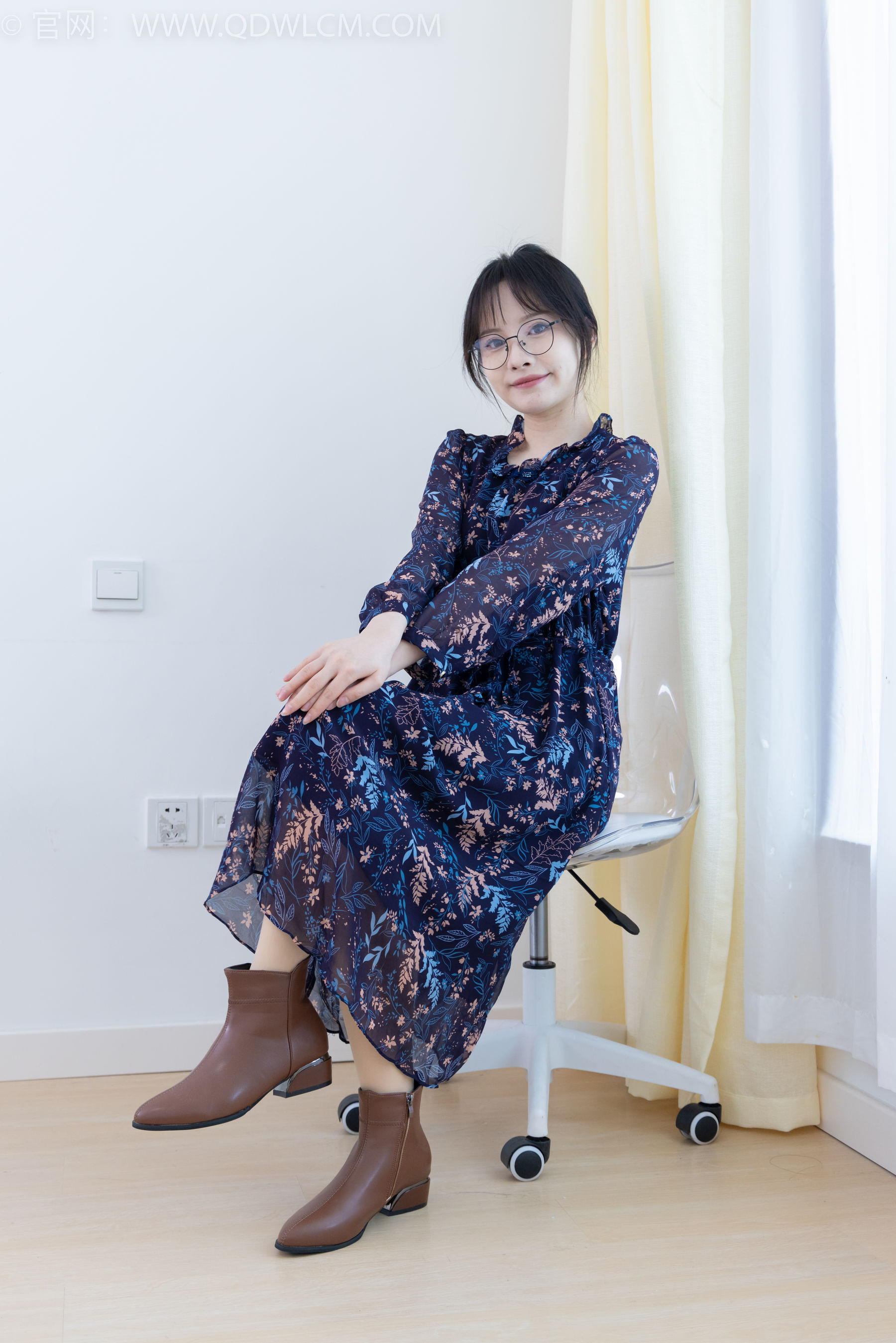 物恋传媒 No.2292 小酒 - 短靴、厚肉丝、踩小蛋糕剧情/(150P)